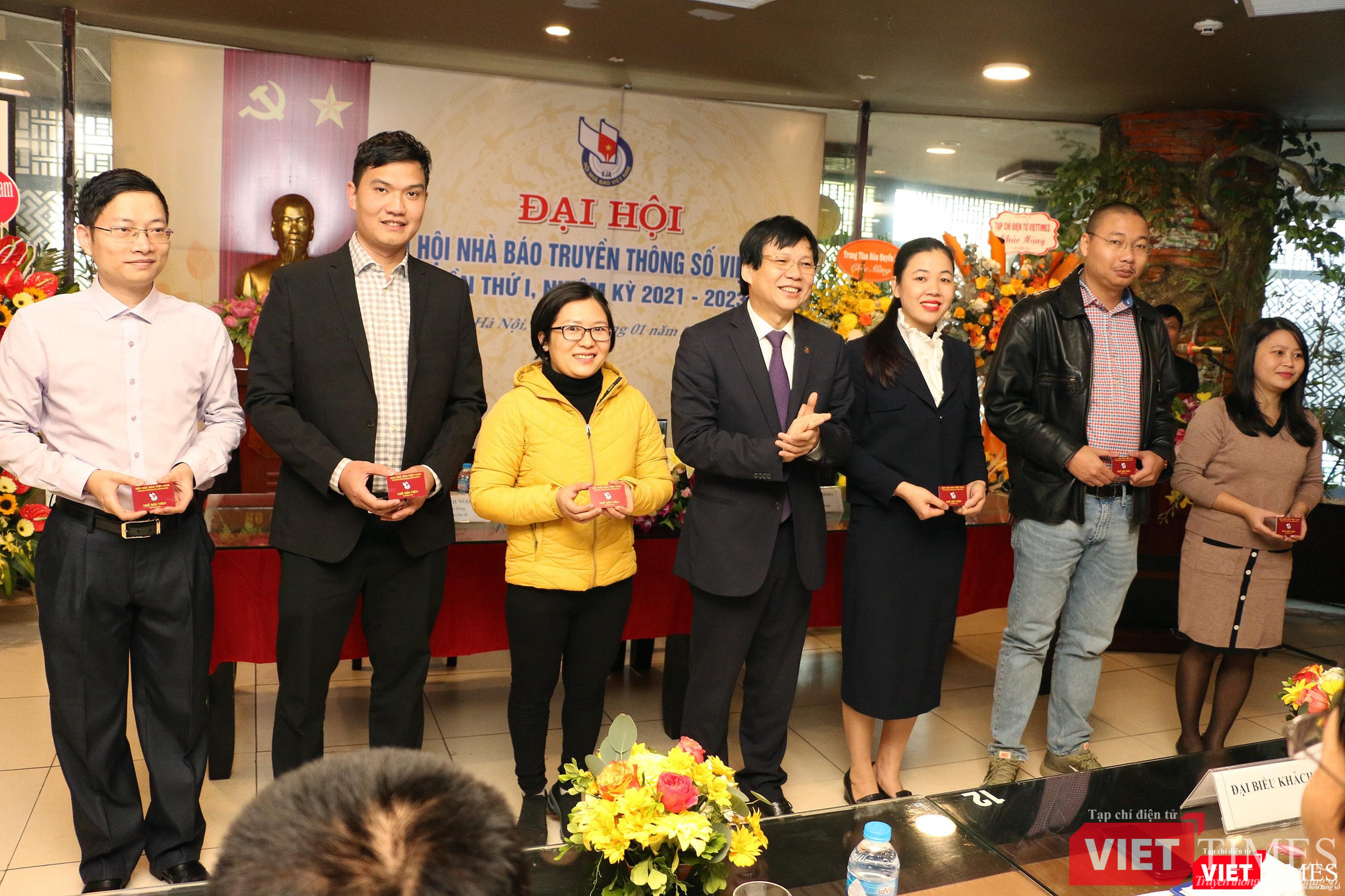 Trao thẻ Hội viên Hội Nhà báo cho các thành viên của Hội Truyền thông số Việt Nam