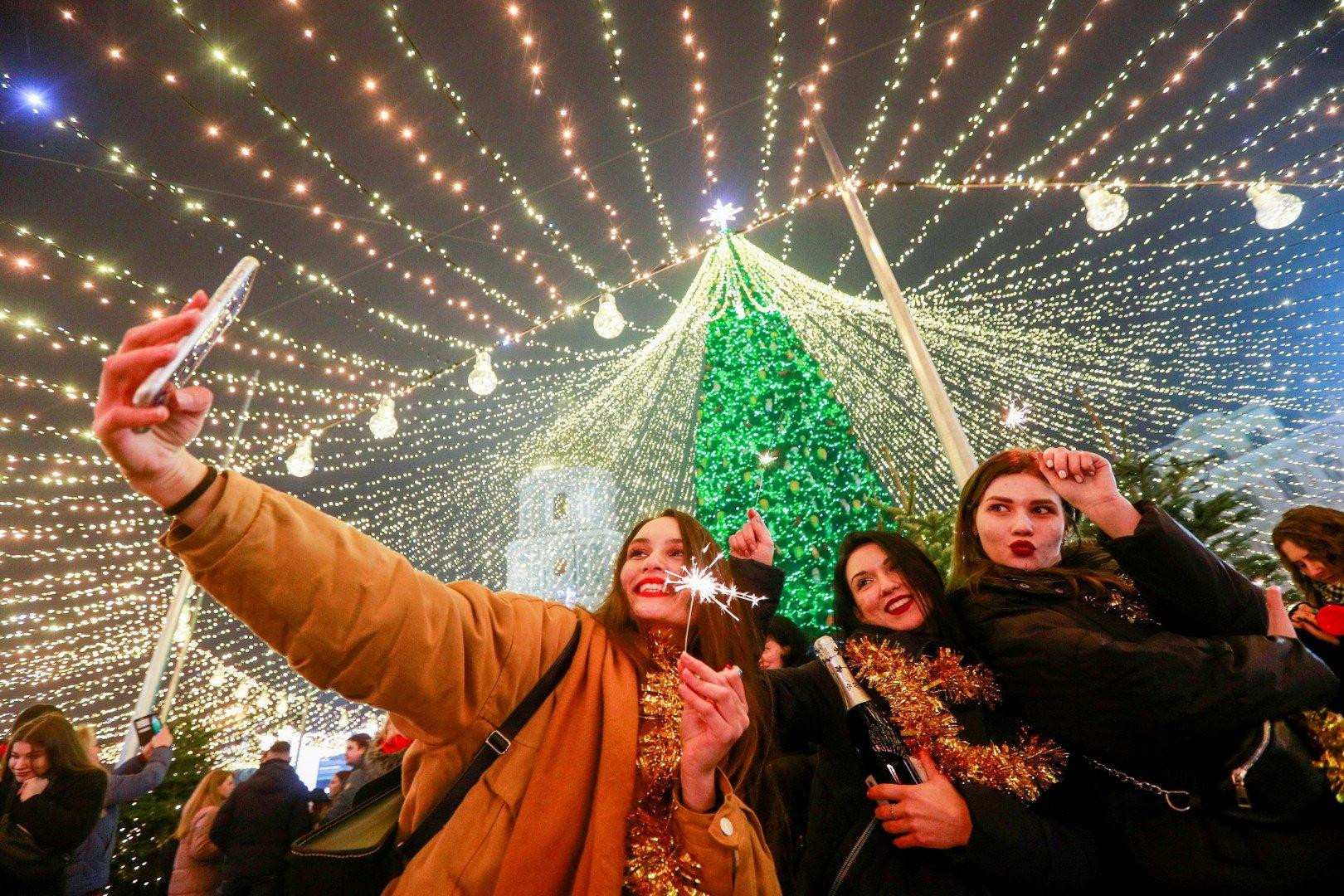 Các cô gái chụp selfie trong lễ đón Giao thừa ở Kiev, Ukraine (ảnh: Reuters) Các cô gái chụp selfie trong lễ đón Giao thừa ở Kiev, Ukraine (ảnh: Reuters)