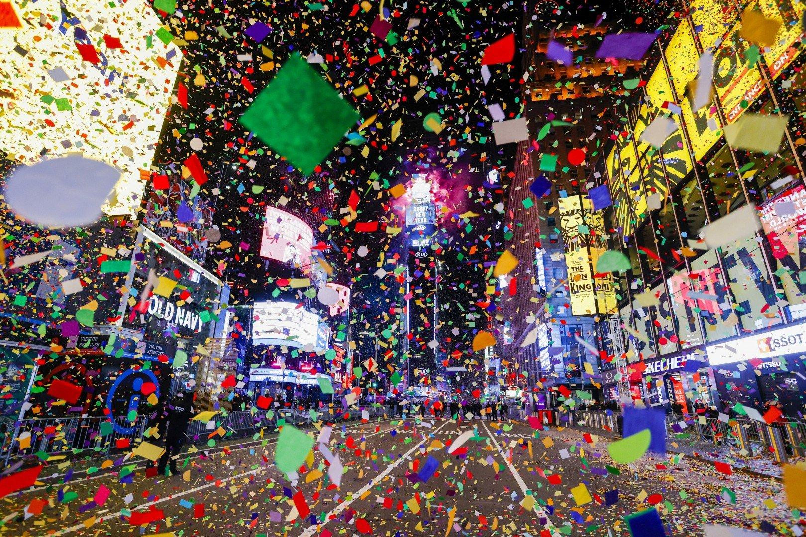 Quảng trường Thời Đại vắng bóng người khi Quả cầu giao thừa điểm thời khắc năm mới (ảnh: EPA) Quảng trường Thời Đại vắng bóng người khi Quả cầu giao thừa điểm thời khắc năm mới (ảnh: EPA)