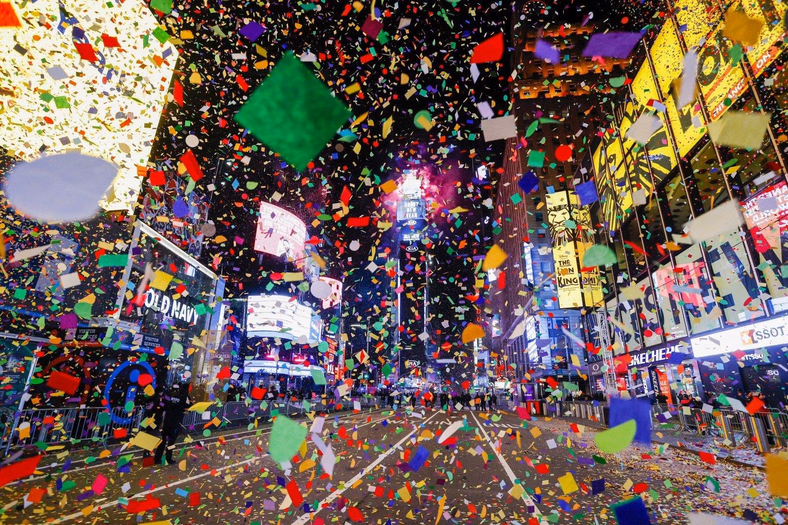 Quảng trường Thời Đại vắng bóng người khi Quả cầu giao thừa điểm thời khắc năm mới (ảnh: EPA) Quảng trường Thời Đại vắng bóng người khi Quả cầu giao thừa điểm thời khắc năm mới (ảnh: EPA)