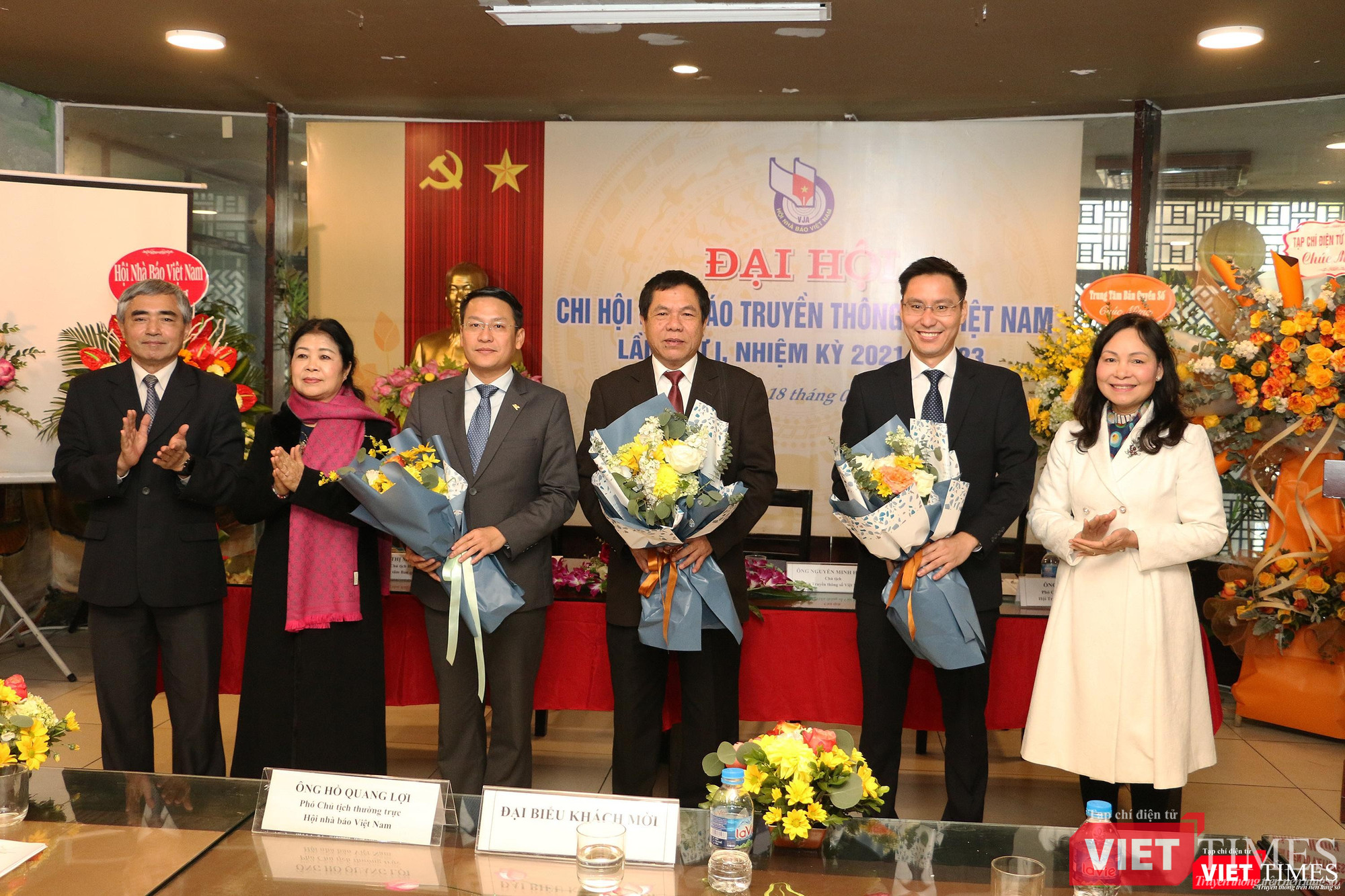 Bà Hà Kim Chi - Đại diện Hội Nhà báo Việt Nam tặng hoa Ban Thư ký Chi hội nhà báo Truyền thông số