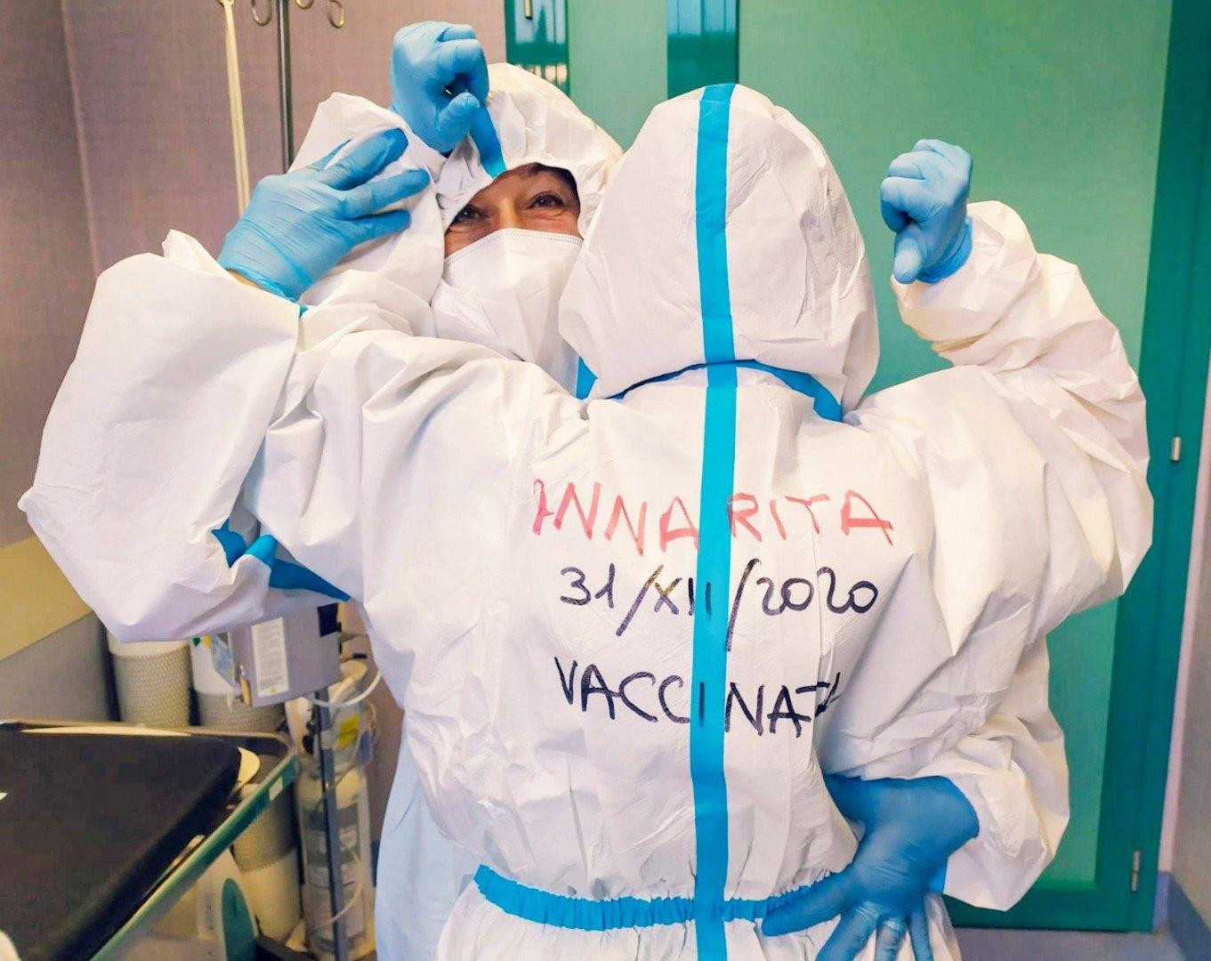 Hai nhân viên y tế của bệnh viện Santo Spirito vui mừng sau khi được tiêm vắc xin Covid-19 vào thời khắc giao thừa ở Rome, Ý (ảnh: EPA) Hai nhân viên y tế của bệnh viện Santo Spirito vui mừng sau khi được tiêm vắc xin Covid-19 vào thời khắc giao thừa ở Rome, Ý (ảnh: EPA)