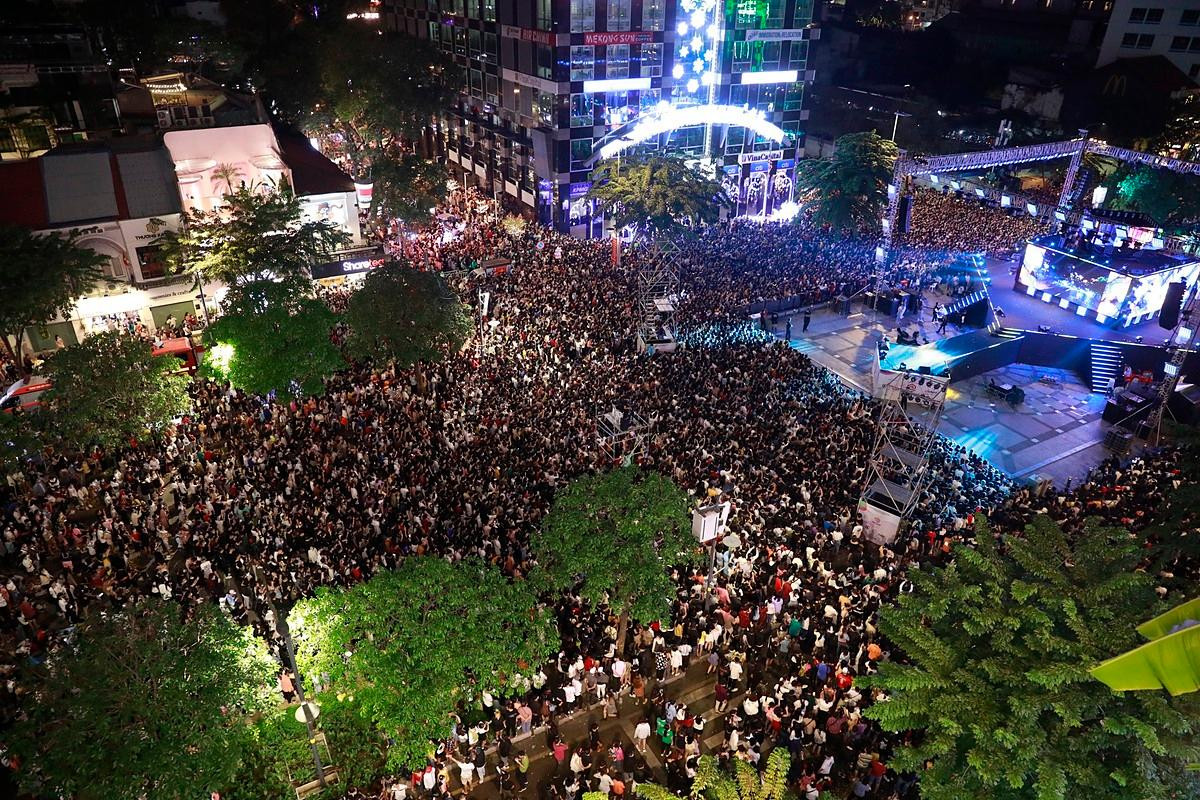 Người dân Việt Nam đón Giao thừa ở phố đi bộ Nguyễn Huệ (ảnh: VnExpress) Người dân Việt Nam đón Giao thừa ở phố đi bộ Nguyễn Huệ (ảnh: VnExpress)