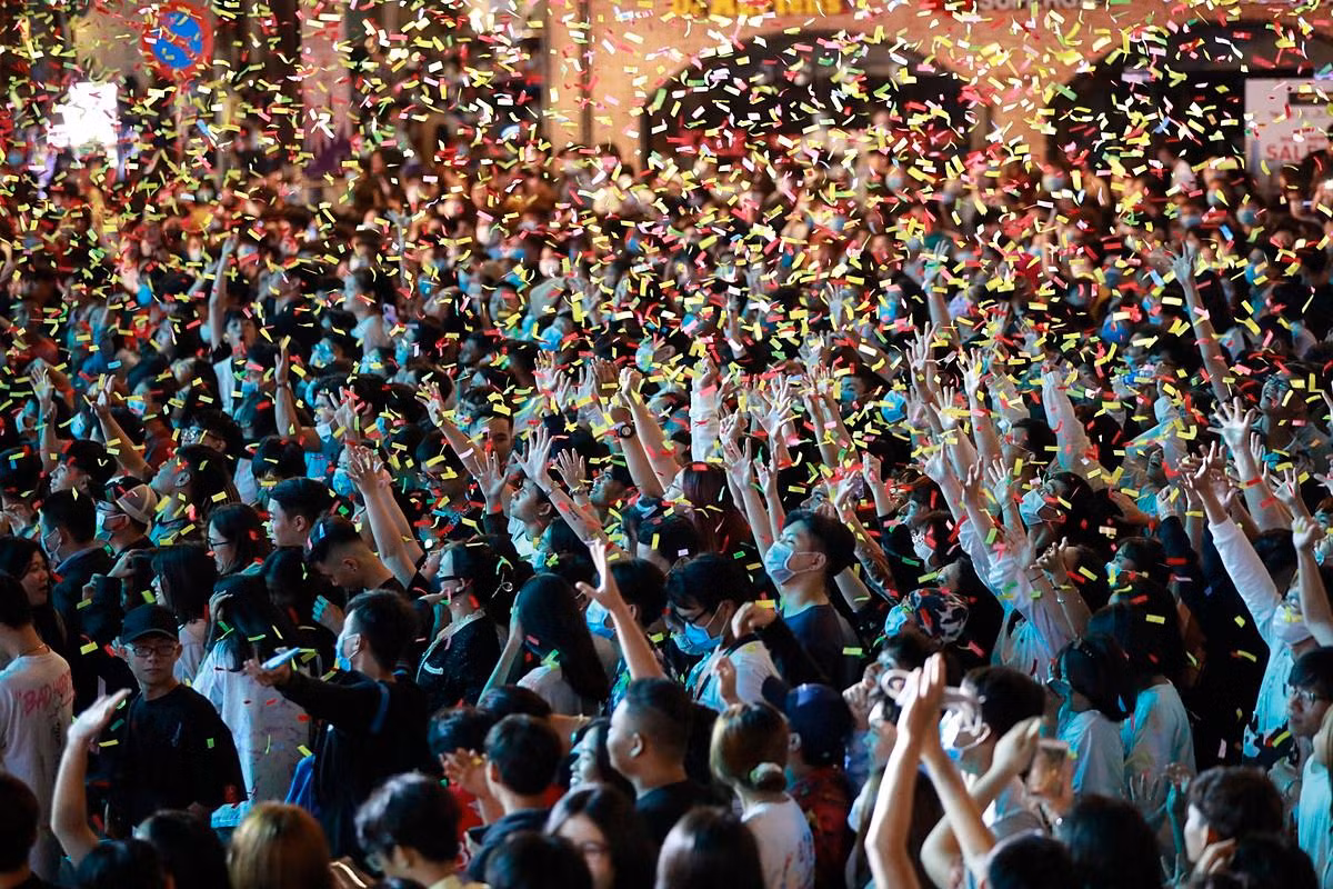 Phố đi bộ Nguyễn Huệ, TP.HCM (ảnh: VnExpress) Phố đi bộ Nguyễn Huệ, TP.HCM (ảnh: VnExpress)