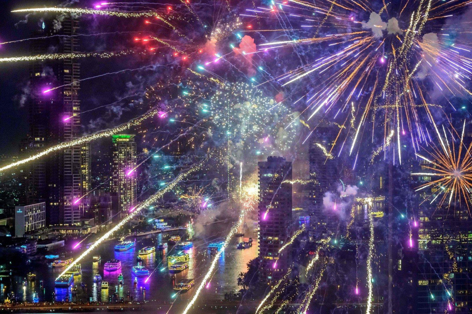 Pháo hoa đêm Giao thừa trên sông Chao Phraya ở Bangkok, Thái Lan (ảnh: AFP) Pháo hoa đêm Giao thừa trên sông Chao Phraya ở Bangkok, Thái Lan (ảnh: AFP)