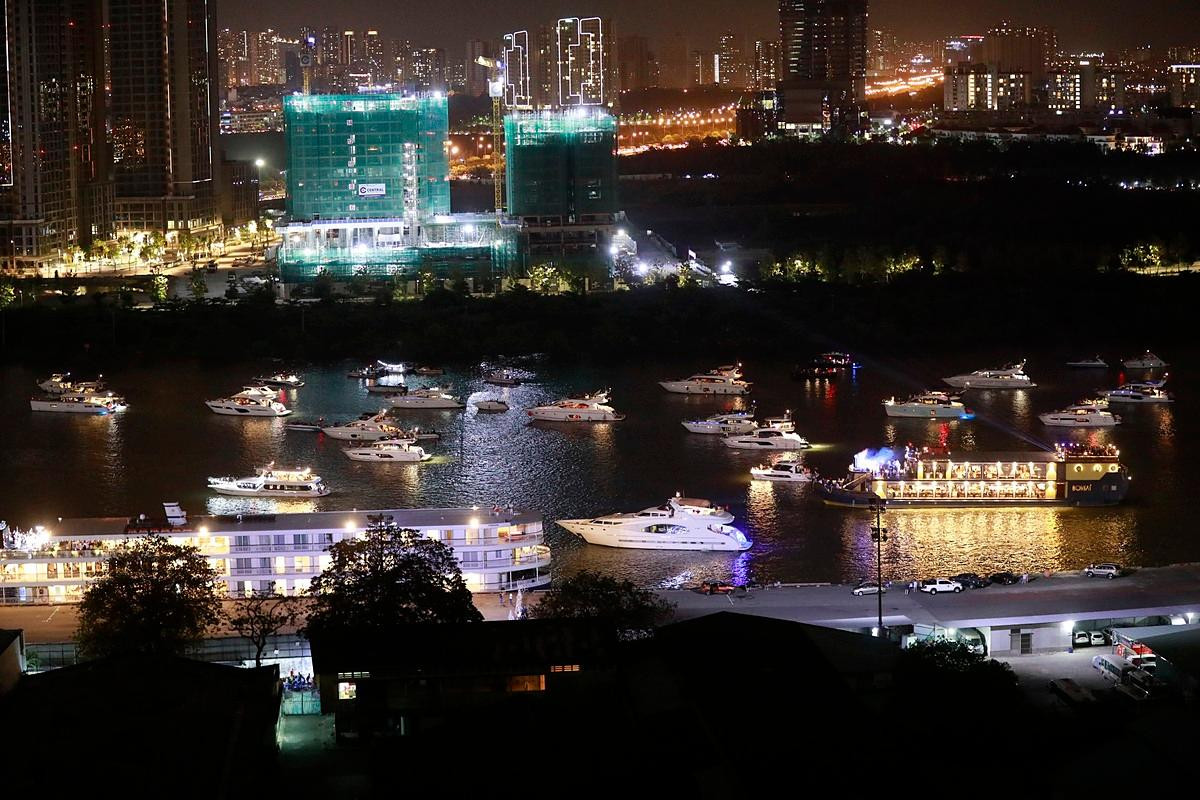 Du thuyền đậu trên sông Sài Gòn xem pháo hoa (ảnh: VnExpress) Du thuyền đậu trên sông Sài Gòn xem pháo hoa (ảnh: VnExpress)