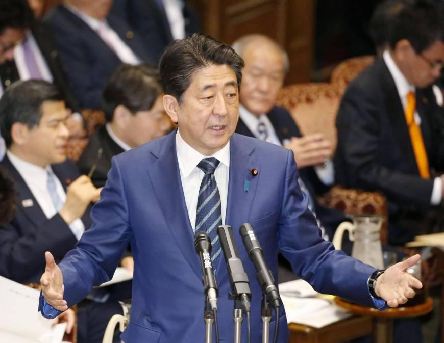 Thủ tướng Shinzo Abe chủ trì một ủy ban cải cách giờ làm tại Tokyo (ảnh: Japan Times) Thủ tướng Shinzo Abe chủ trì một ủy ban cải cách giờ làm tại Tokyo (ảnh: Japan Times)