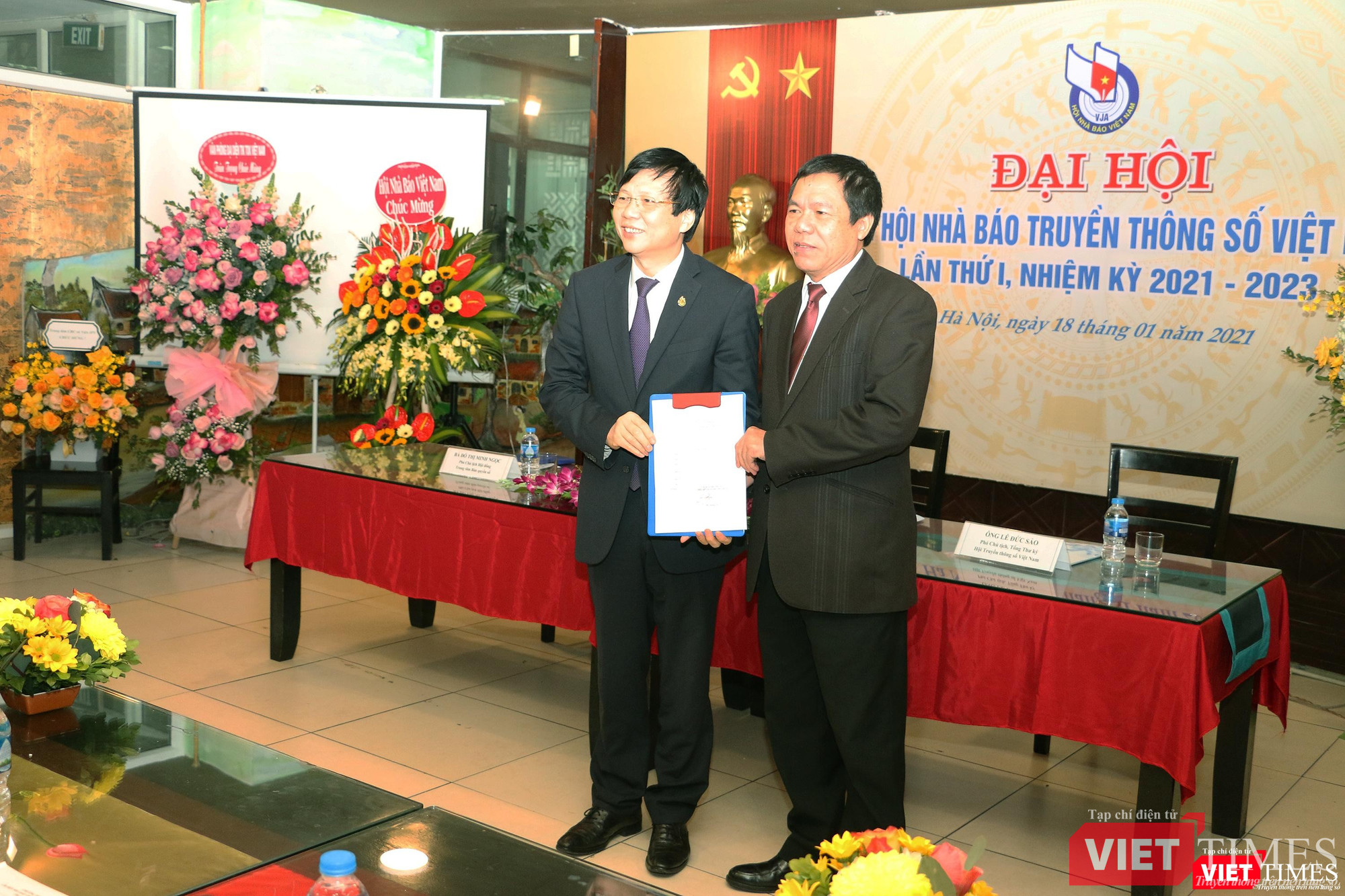 ông Hồ Quang Lợi - đại diện Hội Nhà báo Việt Nam trao quyết định thành lập Chi hội Nhà báo Truyền thông số cho ông Lê Đức Sảo