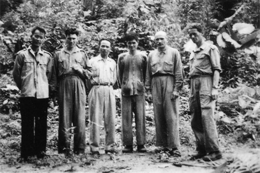 Đồng chí Trường Chinh (thứ 3, trái qua) chụp ảnh cùng một số thành viên Đội DINA. Ảnh: Tư liệu.