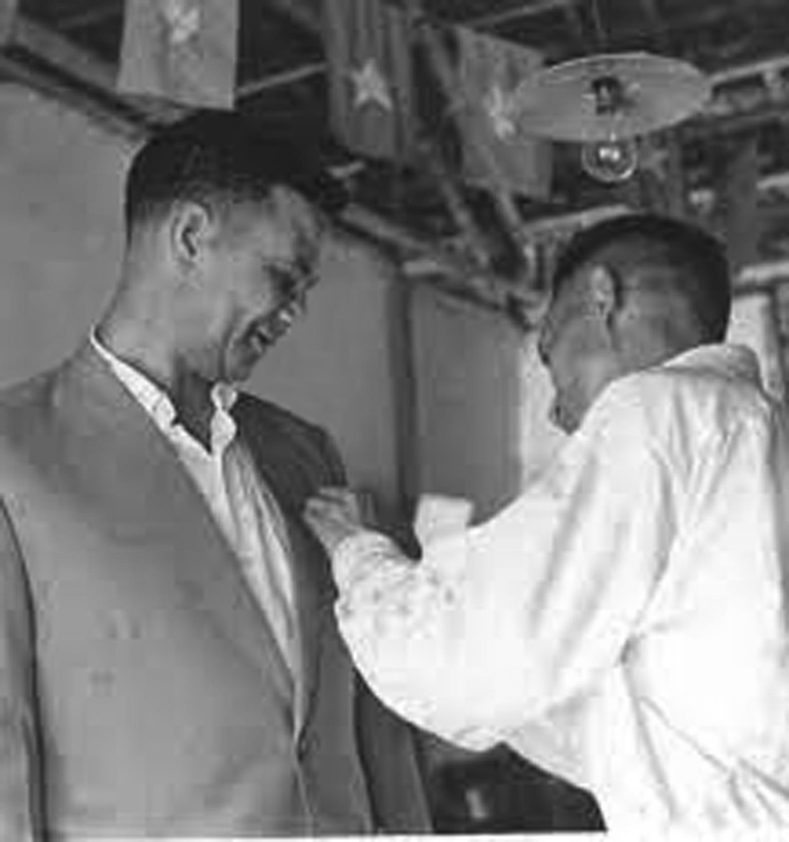 Ông Nguyễn Chiến Mã (trái) nhận Huân chương do Nhà nước Việt Nam tặng thưởng. Ảnh tư liệu.