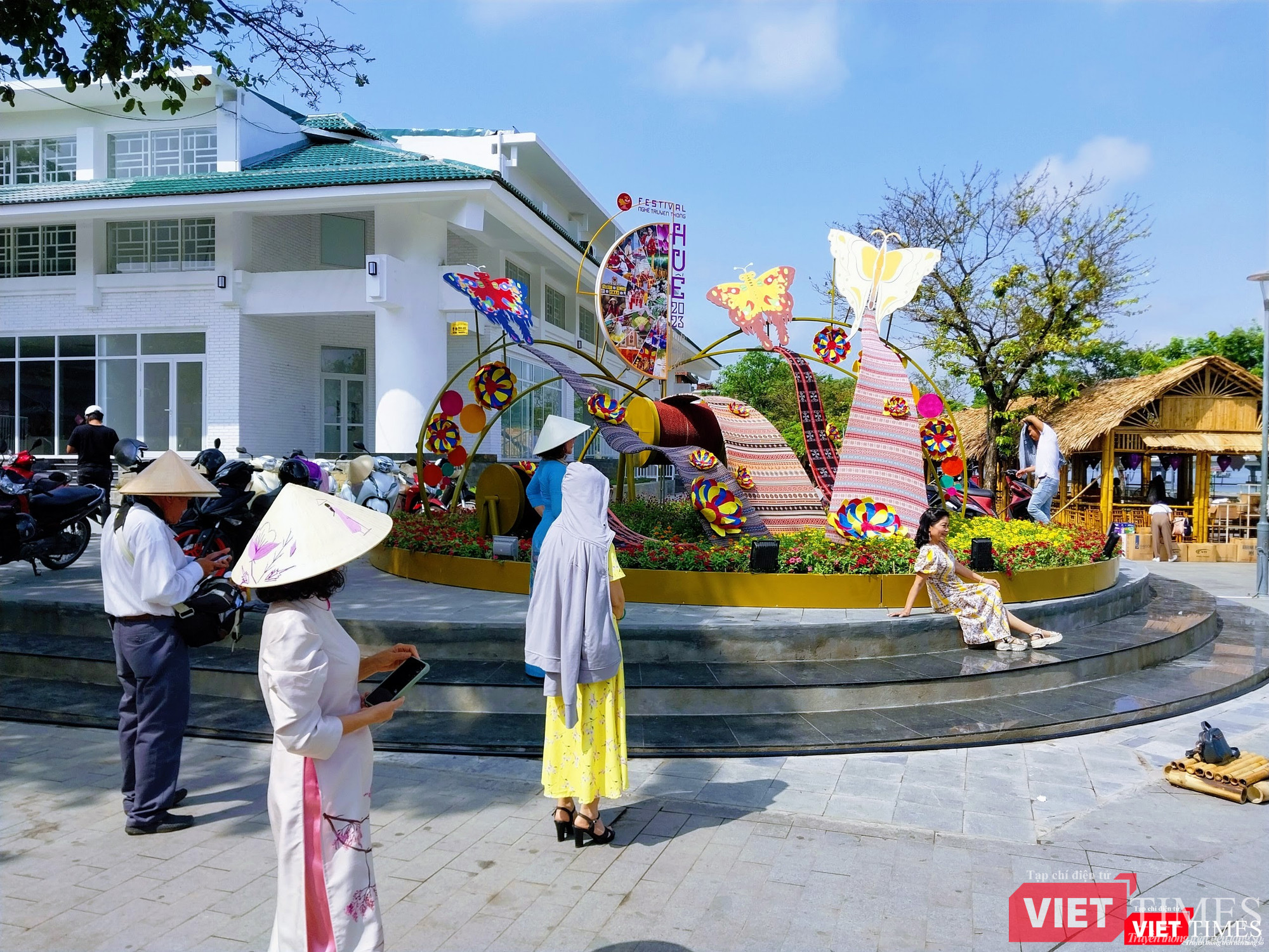 Người dân và du khách checkin với tiểu cảnh làng ghề