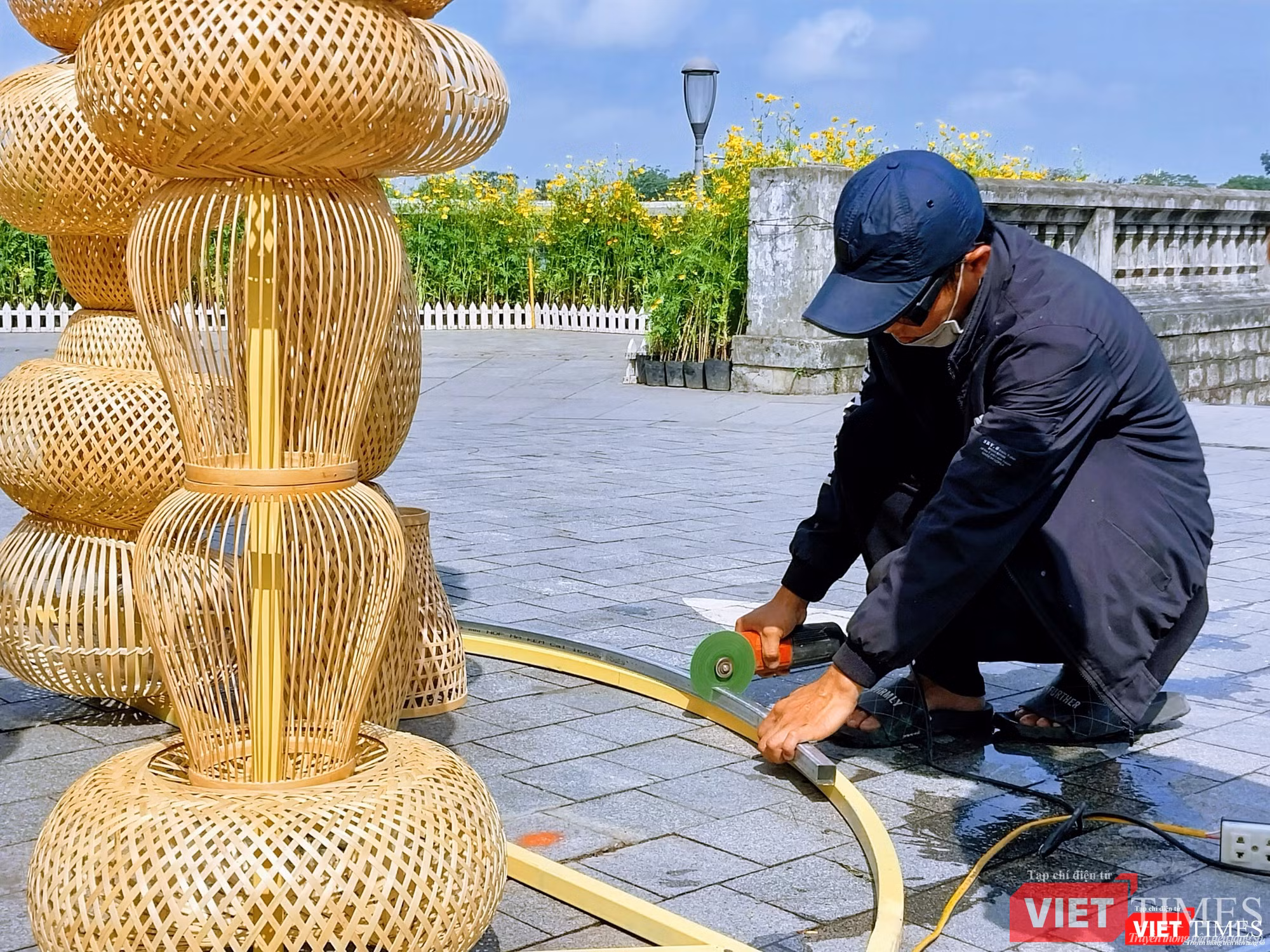 Công nhân chạy đua với thời gian