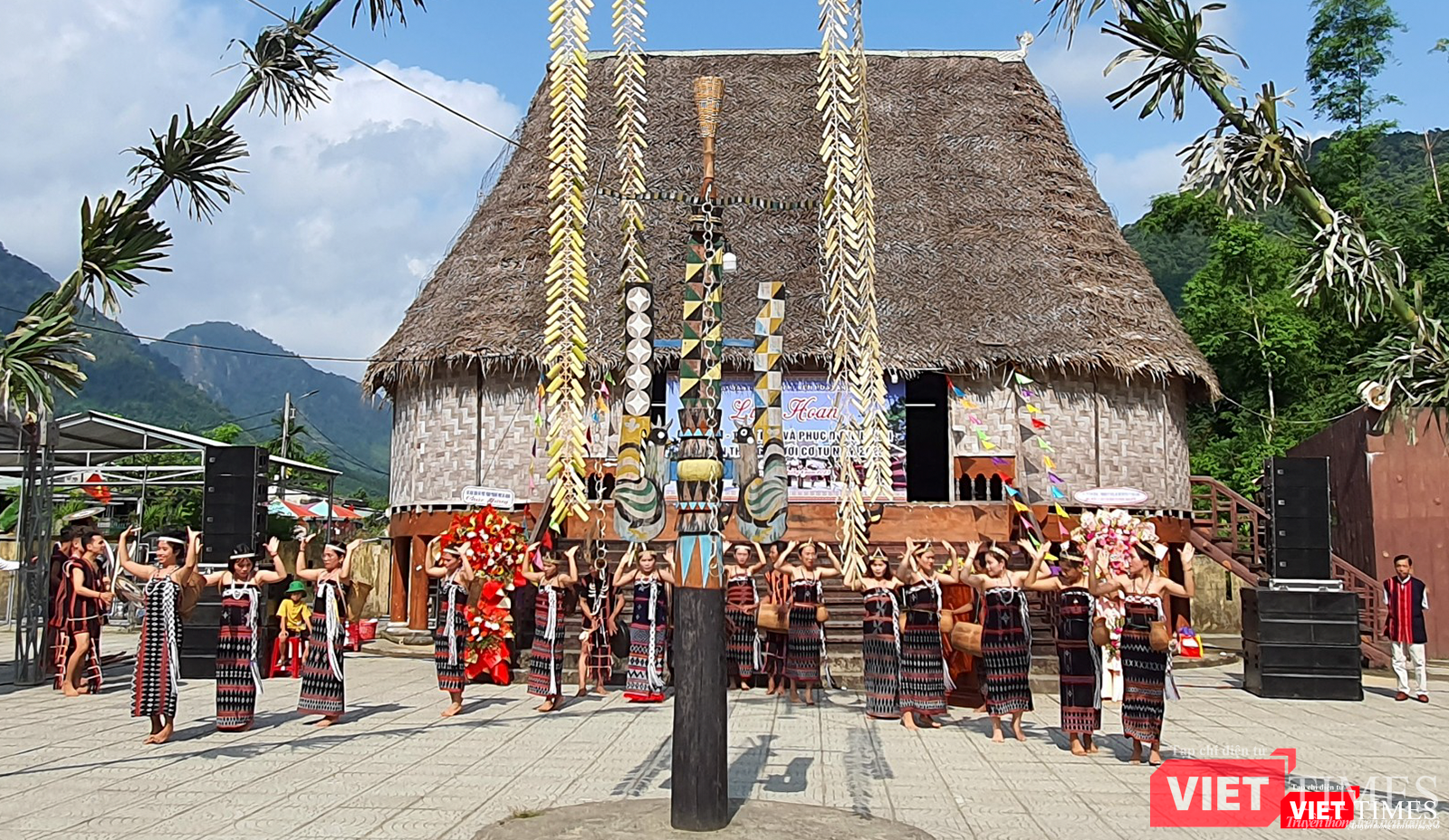 Thiếu nữ Cơ Tu với màn "da dá"