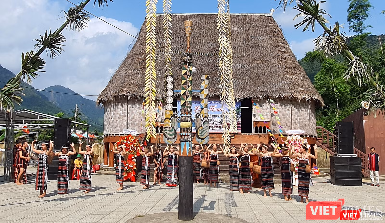 Thiếu nữ Cơ Tu với màn "da dá"