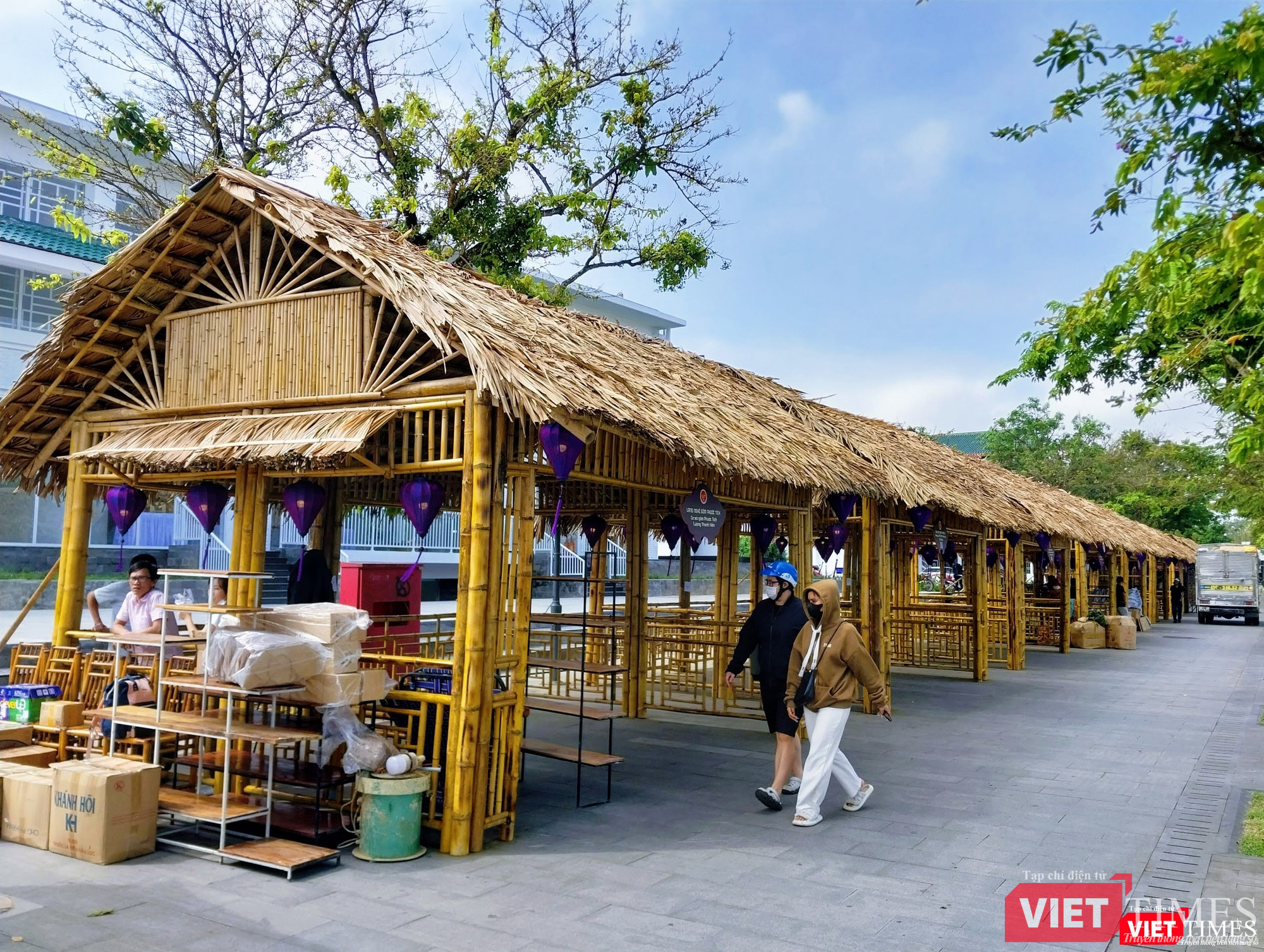 Gian hàng trưng bày sản phẩm truyền thống