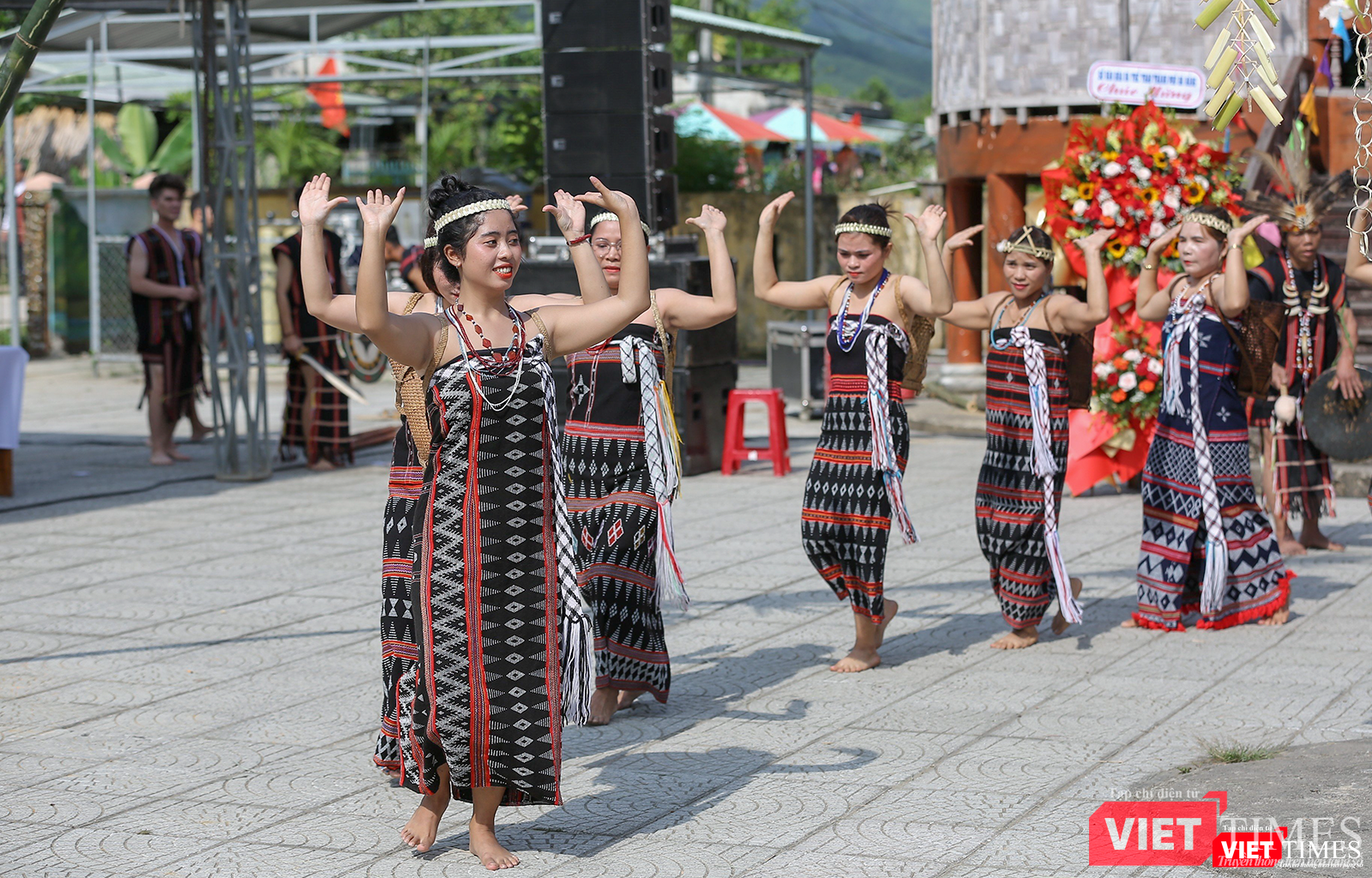 Thiếu nữ Cơ Tu trong điệu múa Tung tung da dá