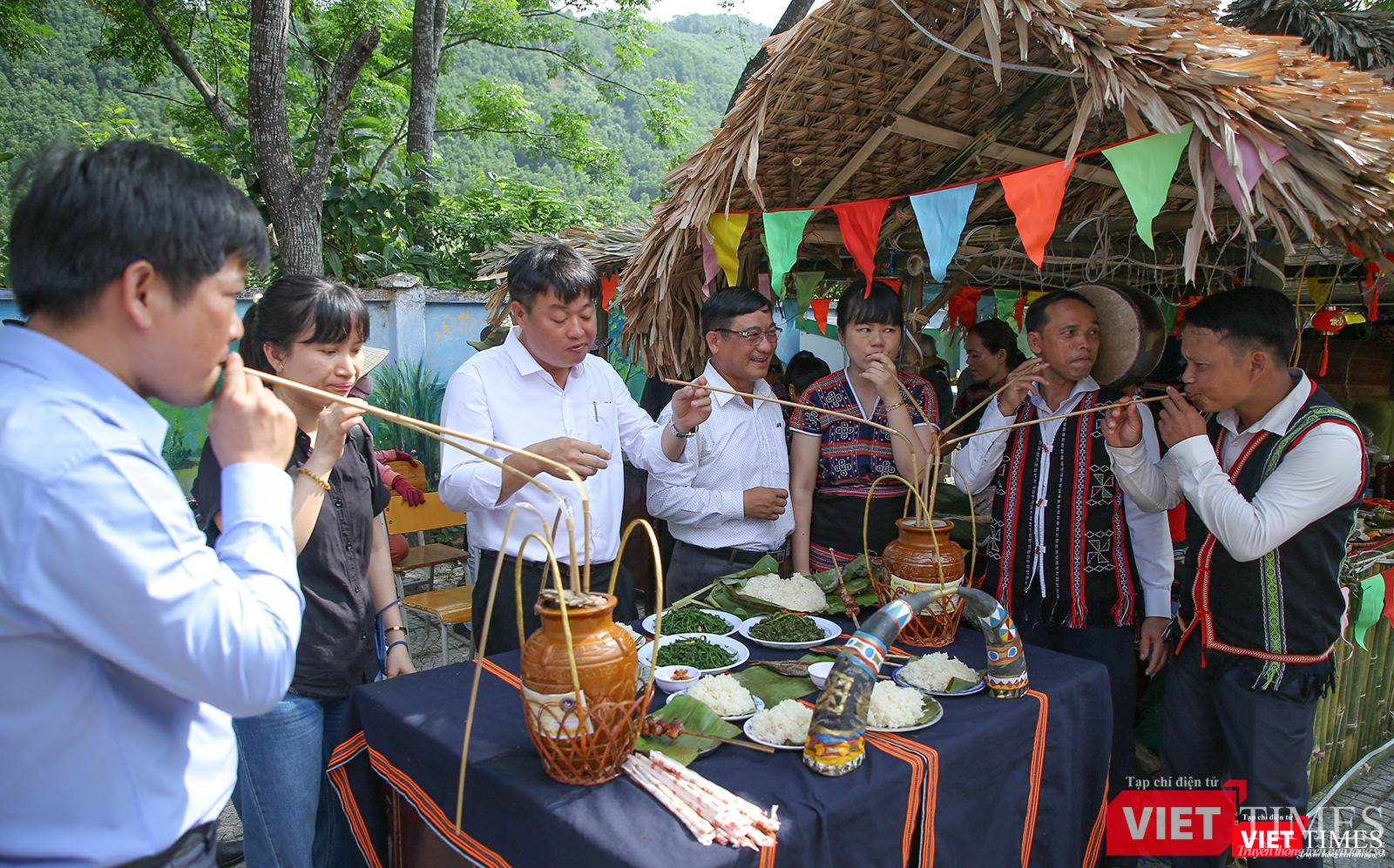 Thưởng thức rượu cần, nét văn hoá ẩm thực của người Cơ Tu