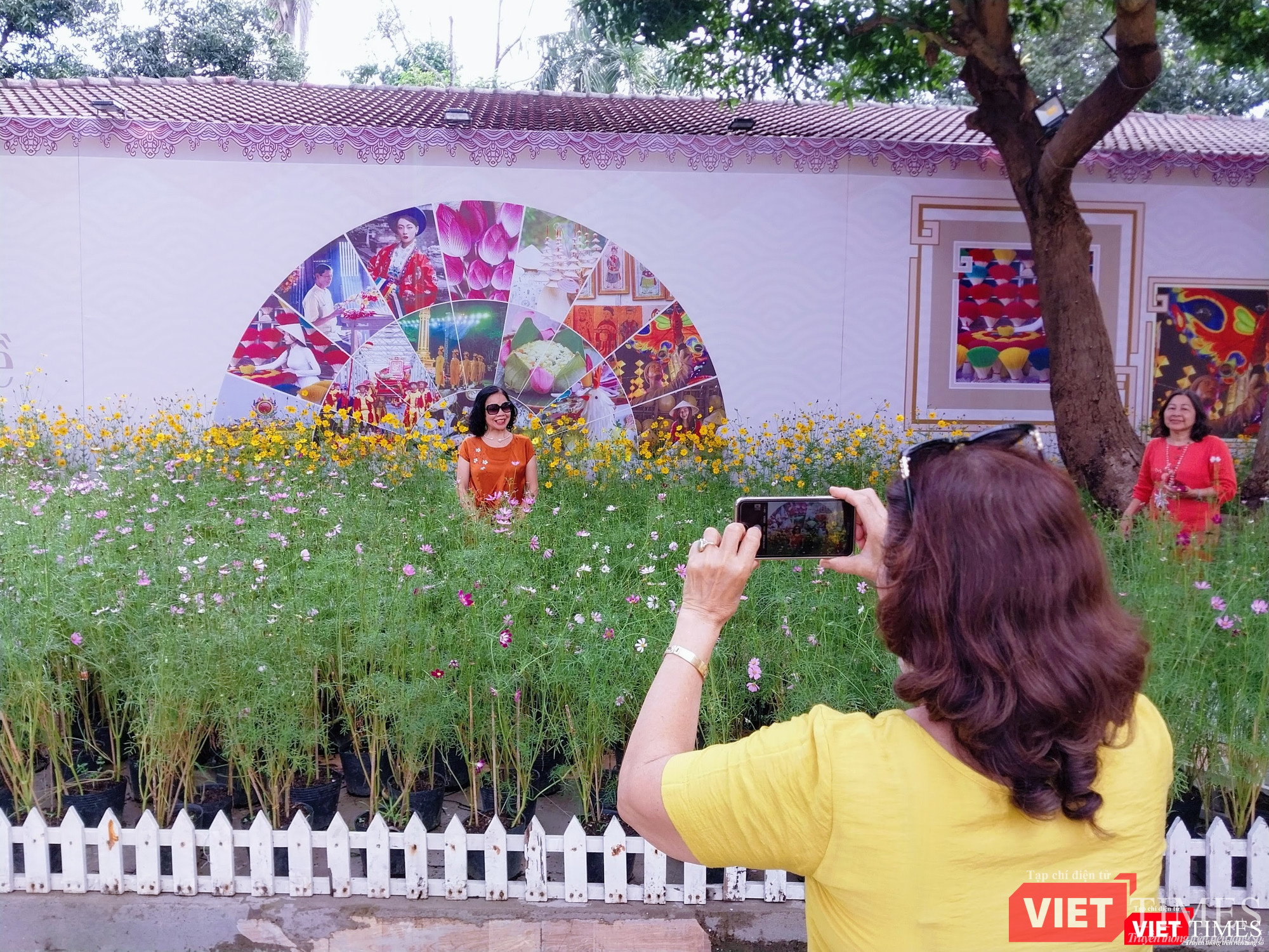 Người dân hứng thú checkin trước giờ khai mạc Festival Nghề truyền thống Huế 2023