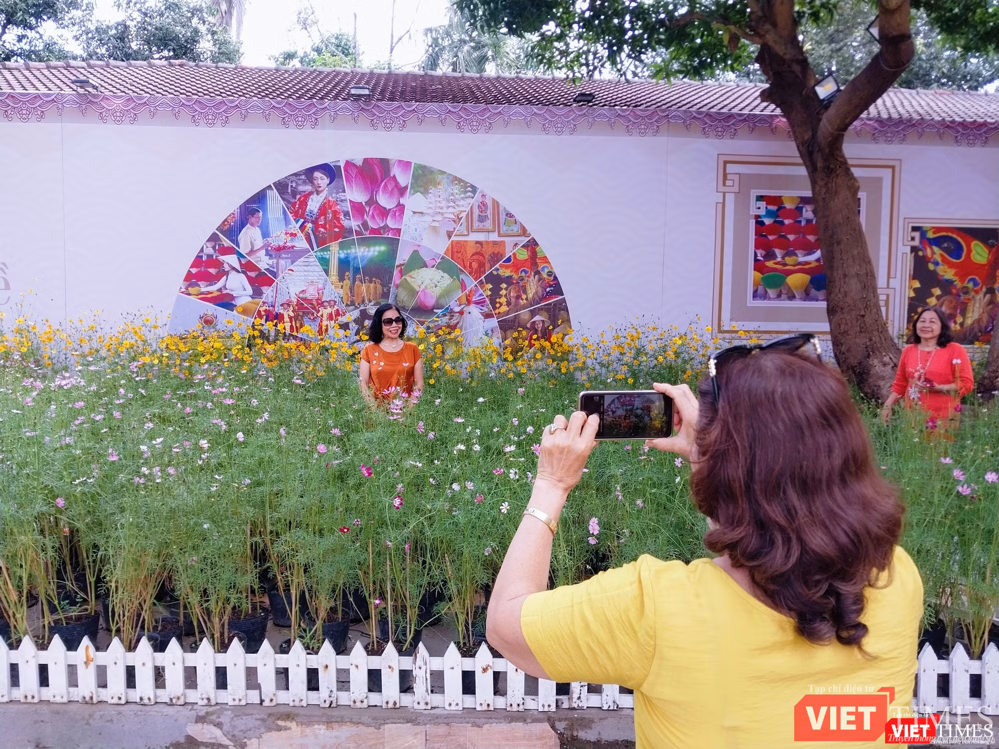 Người dân hứng thú checkin trước giờ khai mạc Festival Nghề truyền thống Huế 2023