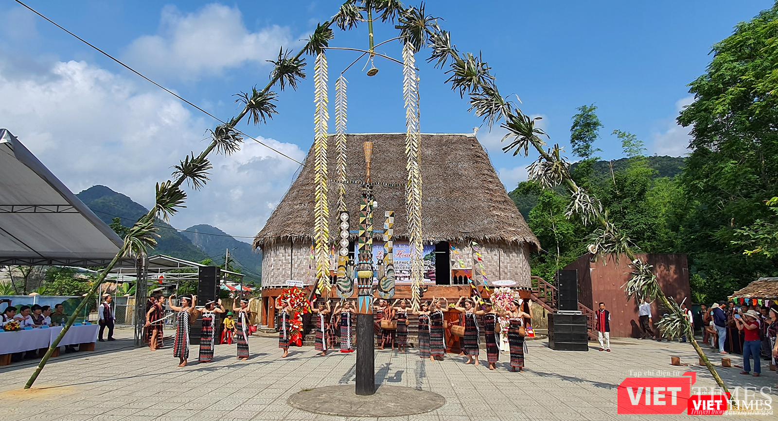 Trình diễn điệu múa Tung tung da dá đặc trưng của người Cơ Tu