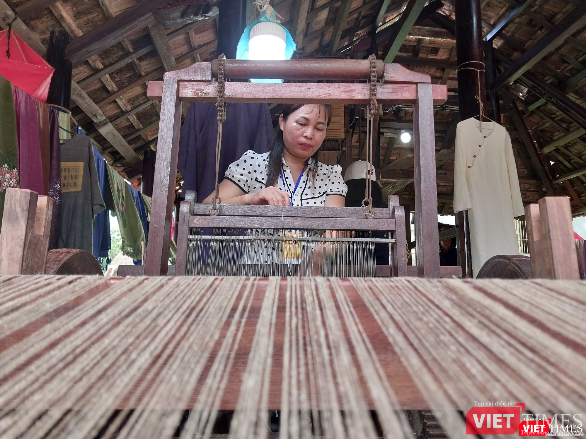 Nghệ nhân làng nghề dệt đũi Nam Cao (Thái Bình) trình diễn nghề dệt đũi cha ông để lại đã 400 năm qua