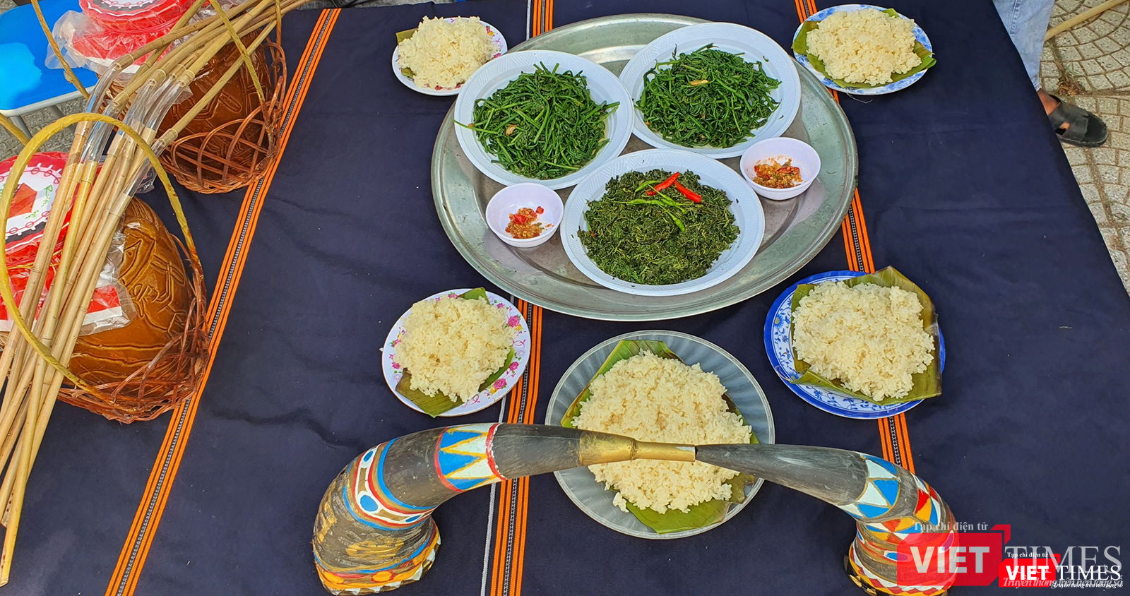 Mâm cơm truyền thống cùng rượu cần