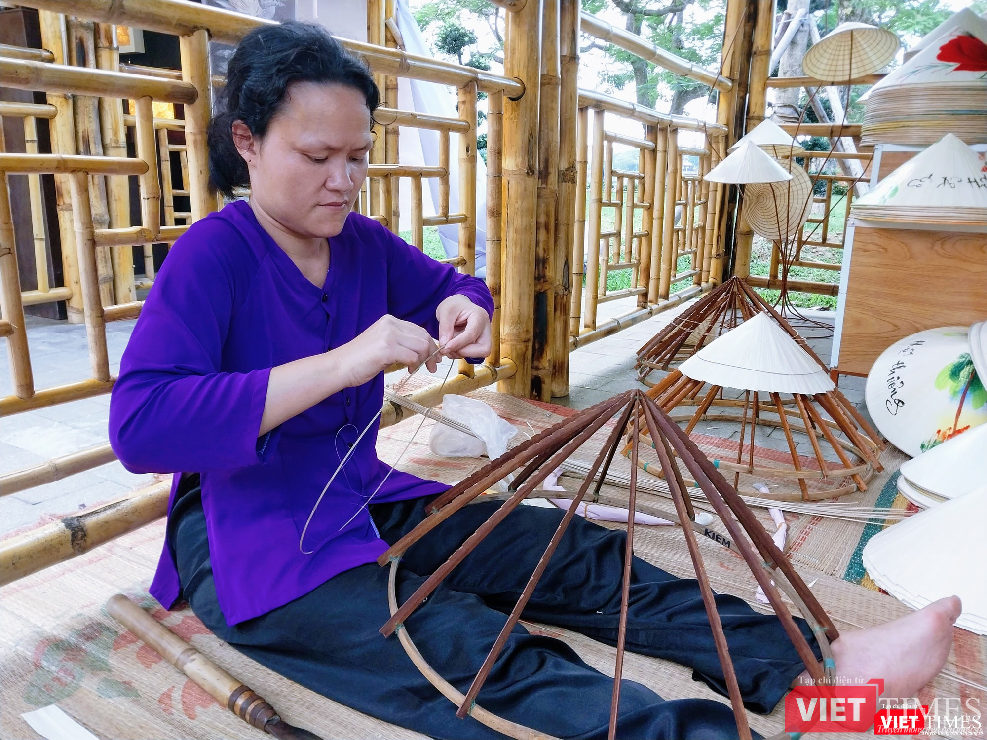 Nghệ nhân làng nghề chằm nón lá Huế trình diễn kỹ thuật làm nón truyền thống