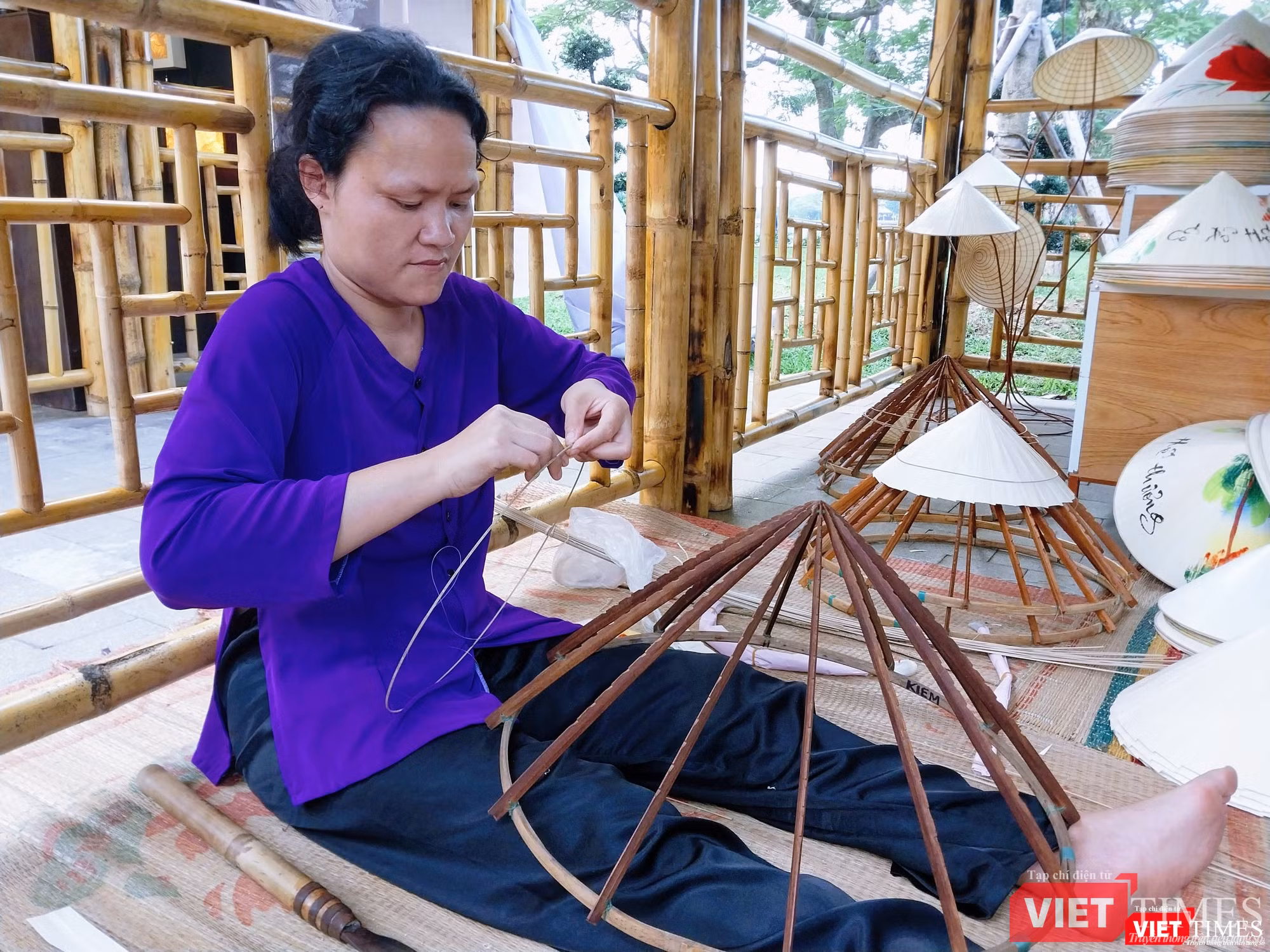 Nghệ nhân làng nghề chằm nón lá Huế trình diễn kỹ thuật làm nón truyền thống