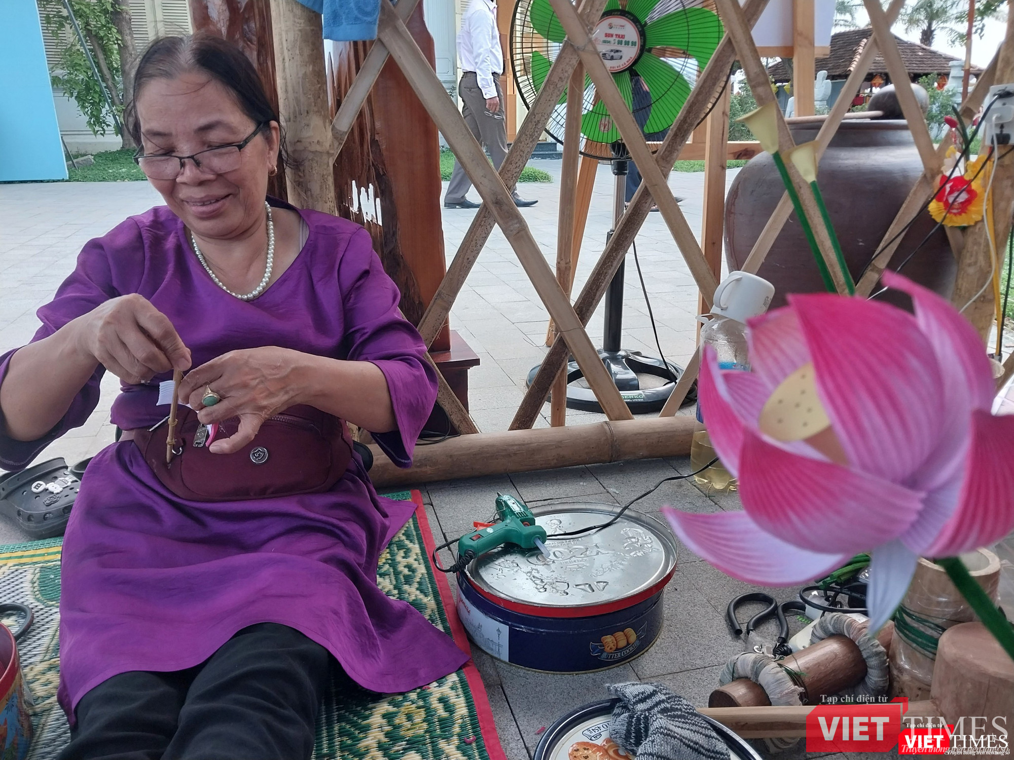 Nghệ nhân làng nghề hoa giấy Thanh Tiên (Thừa Thiên Huế) đang trình diễn làm hoa sen