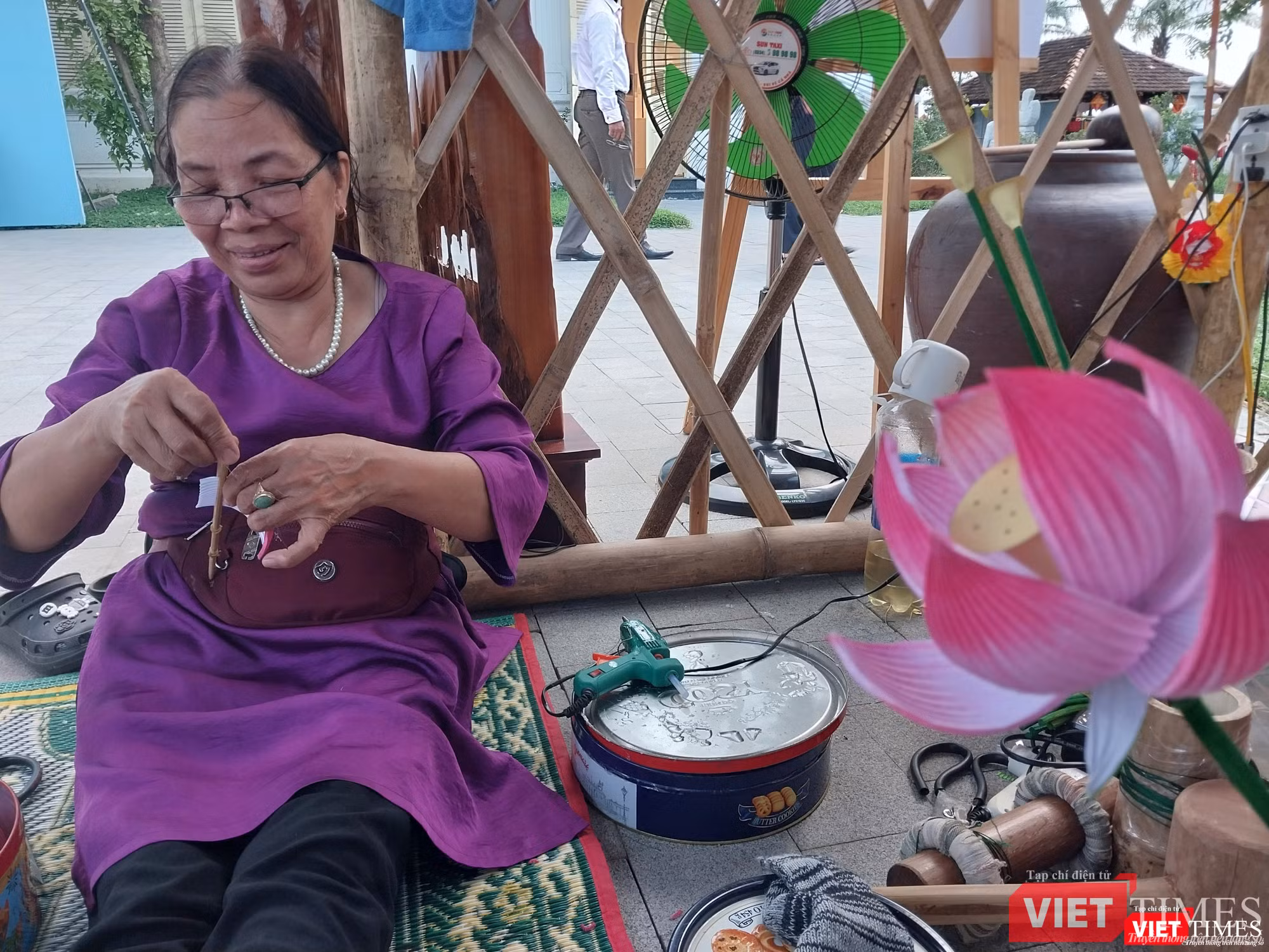 Nghệ nhân làng nghề hoa giấy Thanh Tiên (Thừa Thiên Huế) đang trình diễn làm hoa sen