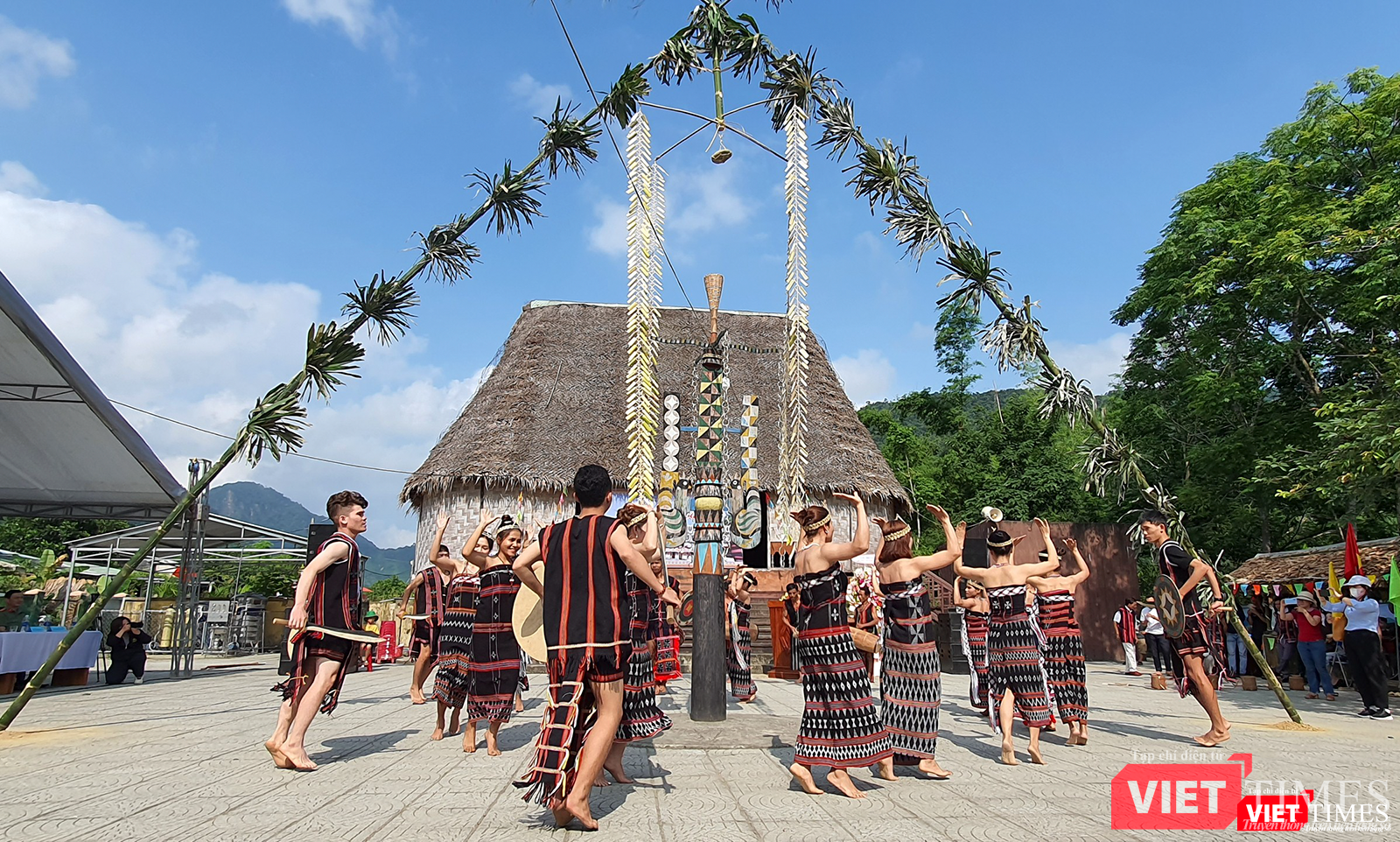 Nghi thức truyền thống của người Cơ Tu được thể hiện qua điệu múa