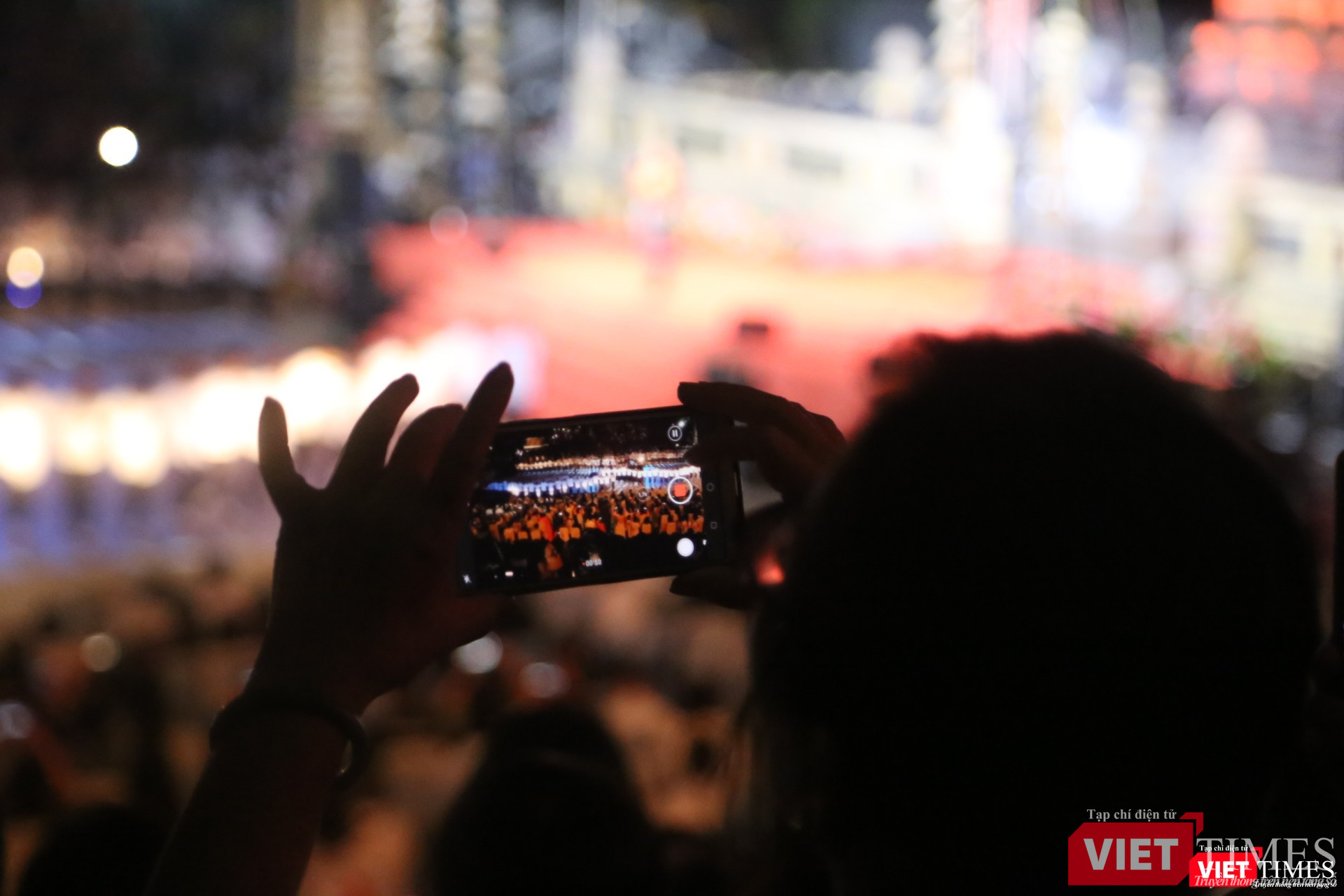 Du khách ghi lại những khoảnh khắc của đêm khai mạc Festival Nghề truyền thống Huế 2023