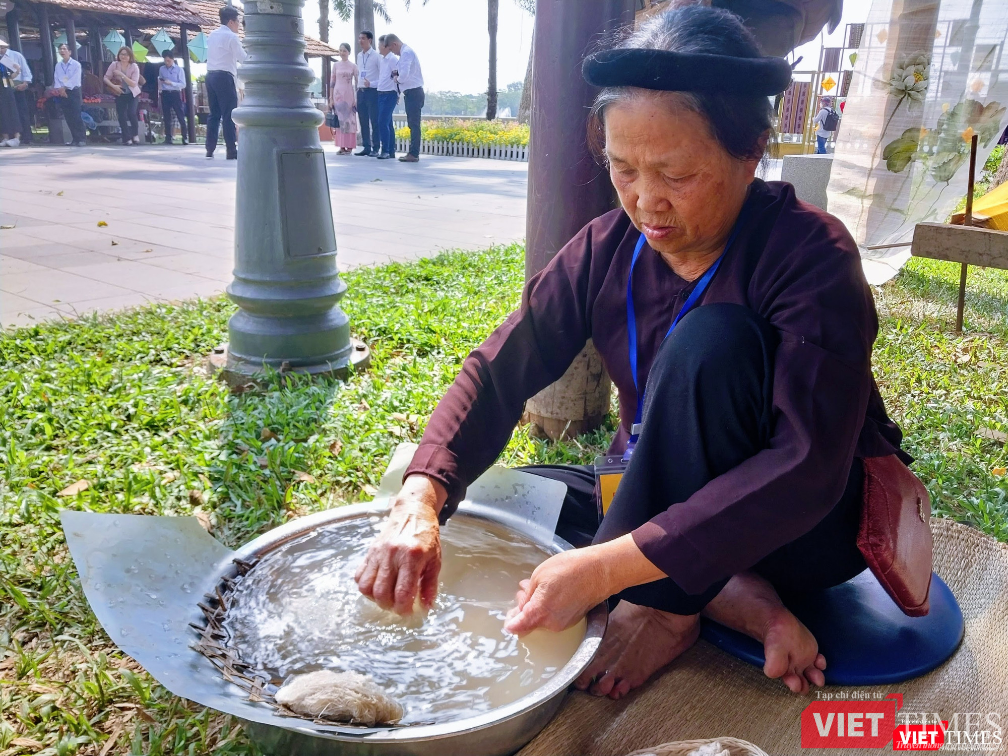 Nghệ nhân làng nghề dệt đũi Nam Cao (Thái Bình) trình diễn nghề dệt đũi cha ông để lại đã 400 năm qua.