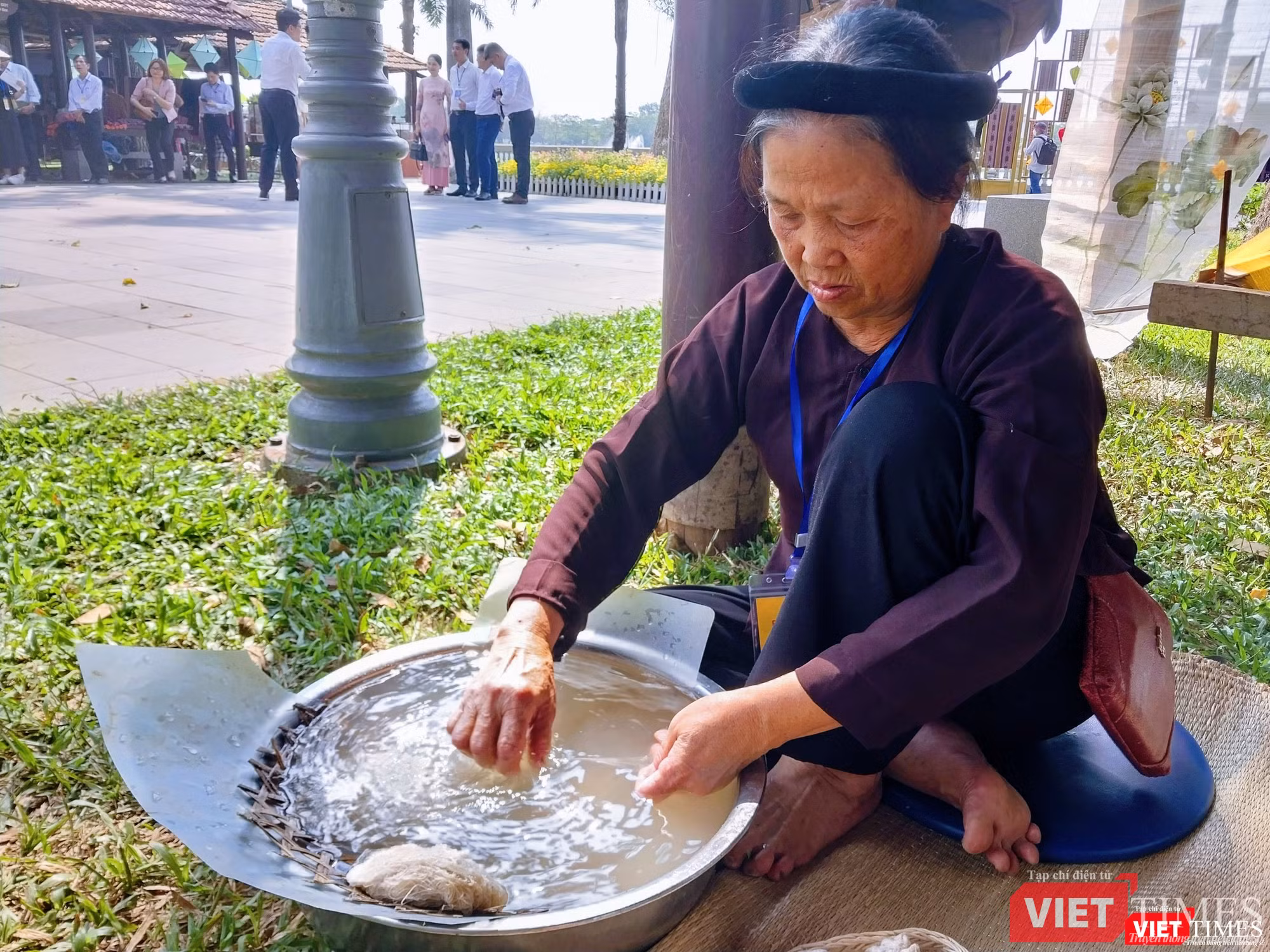Nghệ nhân làng nghề dệt đũi Nam Cao (Thái Bình) trình diễn nghề dệt đũi cha ông để lại đã 400 năm qua.