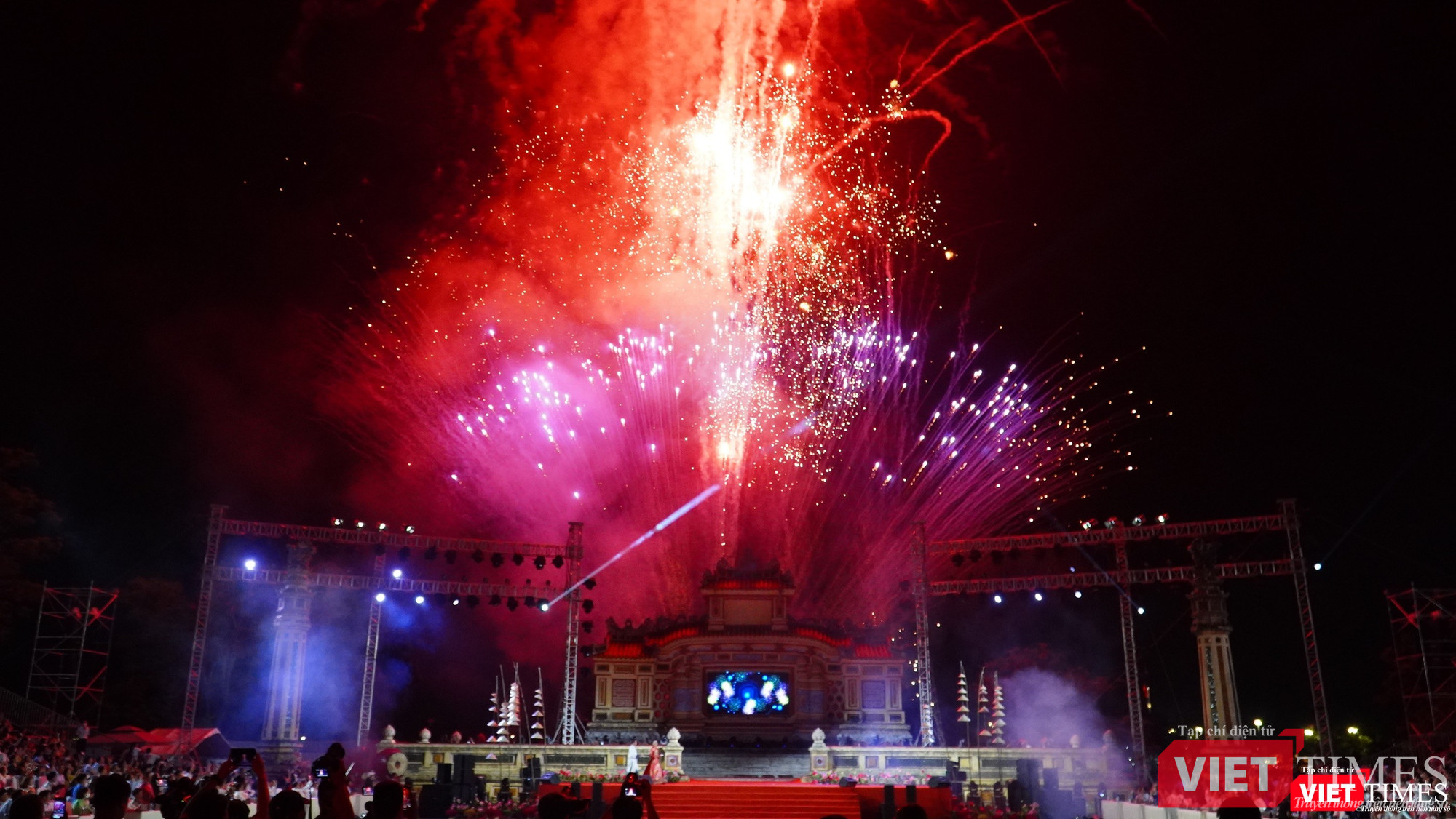 Đêm khai mạc Festival Nghề truyền thống Huế 2023 kết thúc bằng màn pháo hoa rực rỡ
