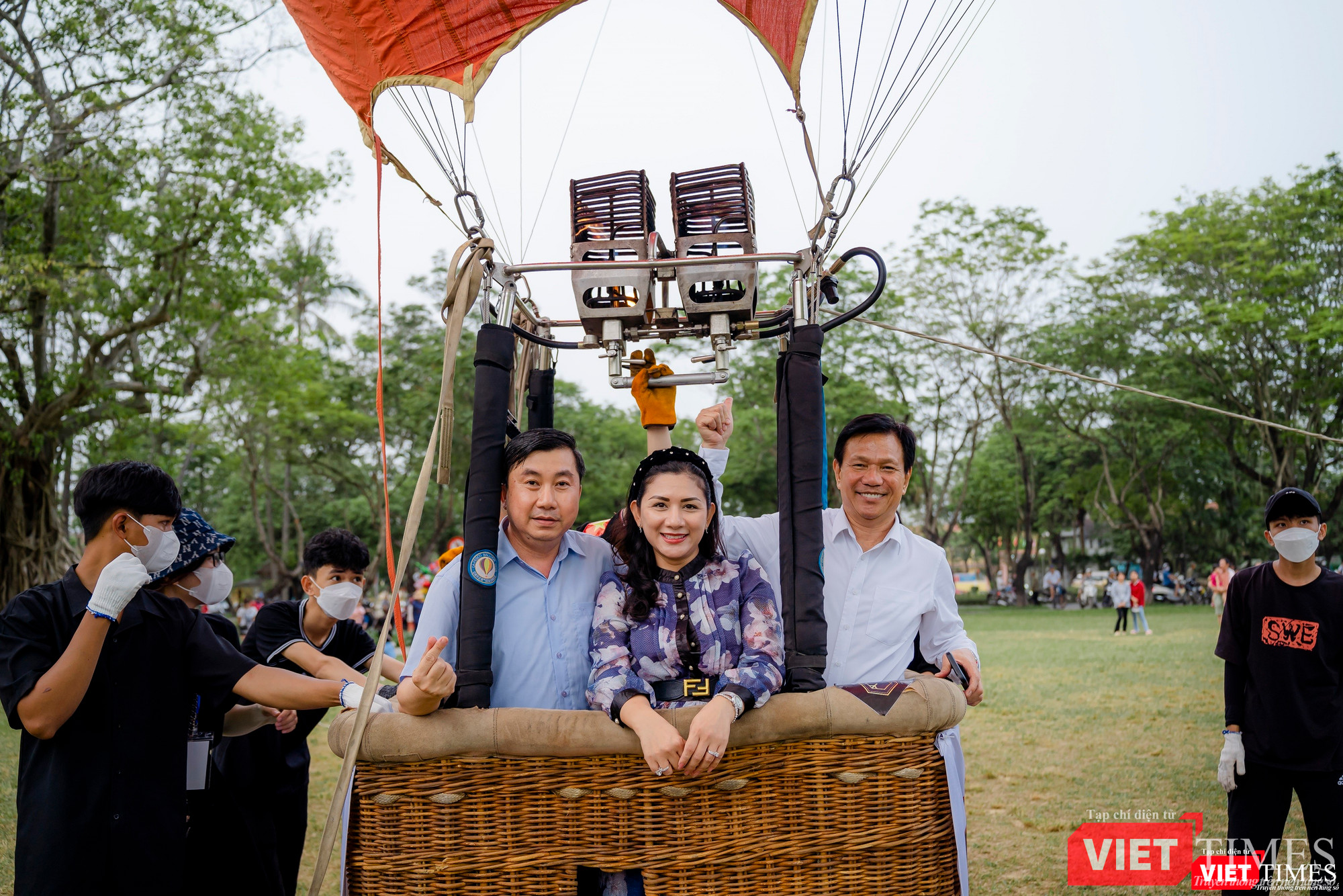 Du khách hứng thú check-in với khinh khí cầu