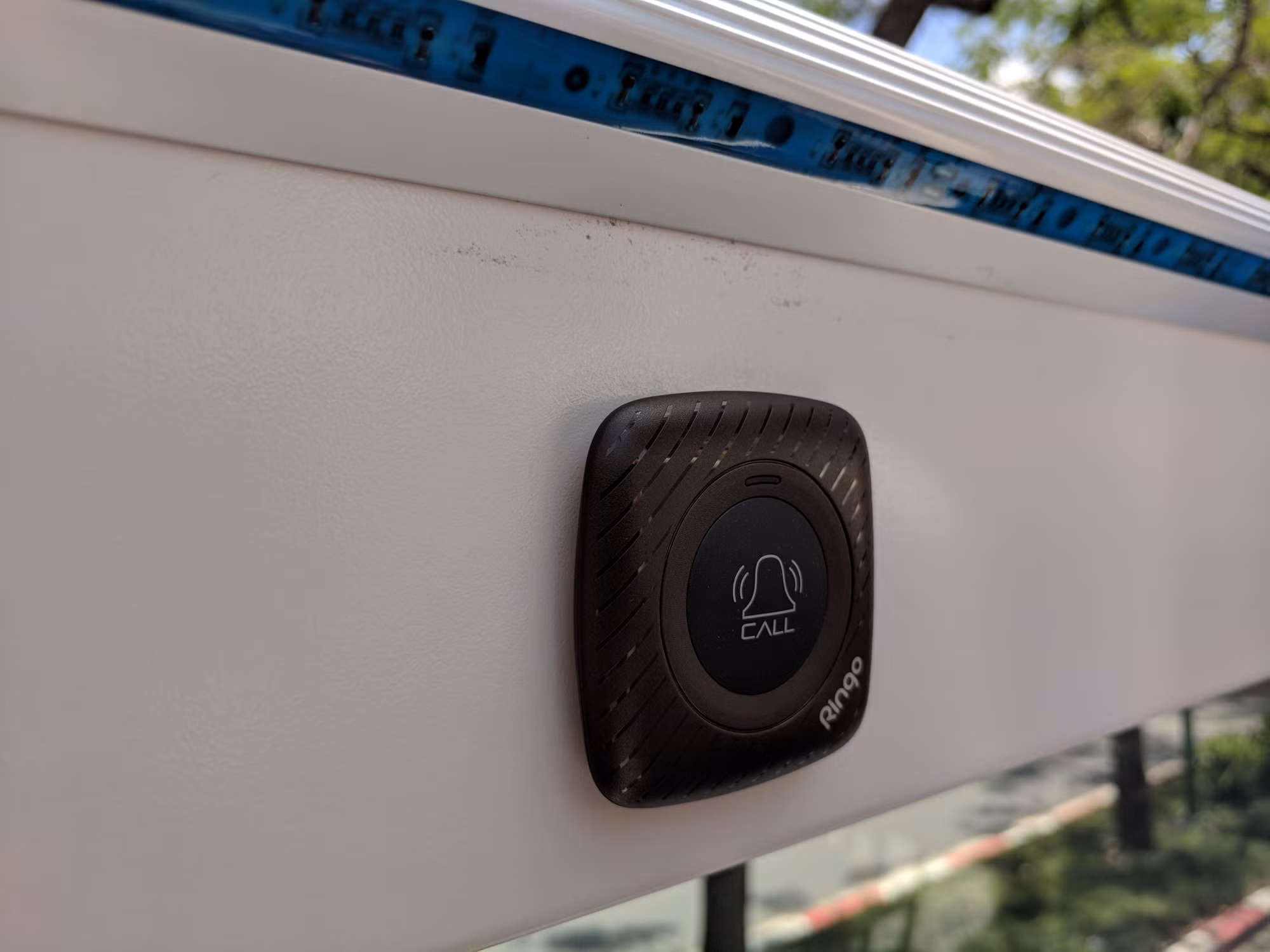 Nút trợ giúp được lắp đặt sẵn ở các dãy ghế, bạn có thể sử dụng khi cần nhân viên nhà xe giúp đỡ.