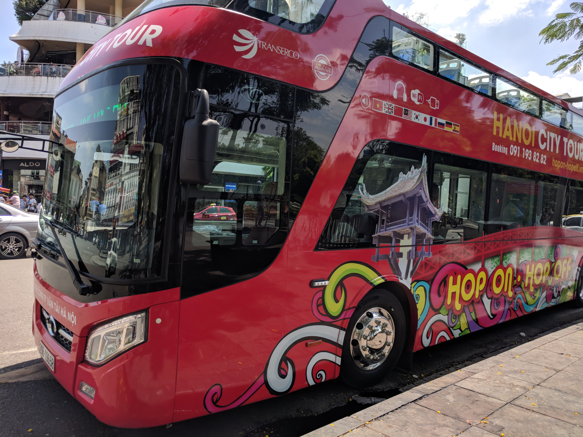 Xe cung cấp hệ thống Wi-Fi và nước uống miễn phí, ngoài ra còn có cổng sạc dành cho thiết bị di động. Xe cung cấp hệ thống Wi-Fi và nước uống miễn phí, ngoài ra còn có cổng sạc dành cho thiết bị di động.