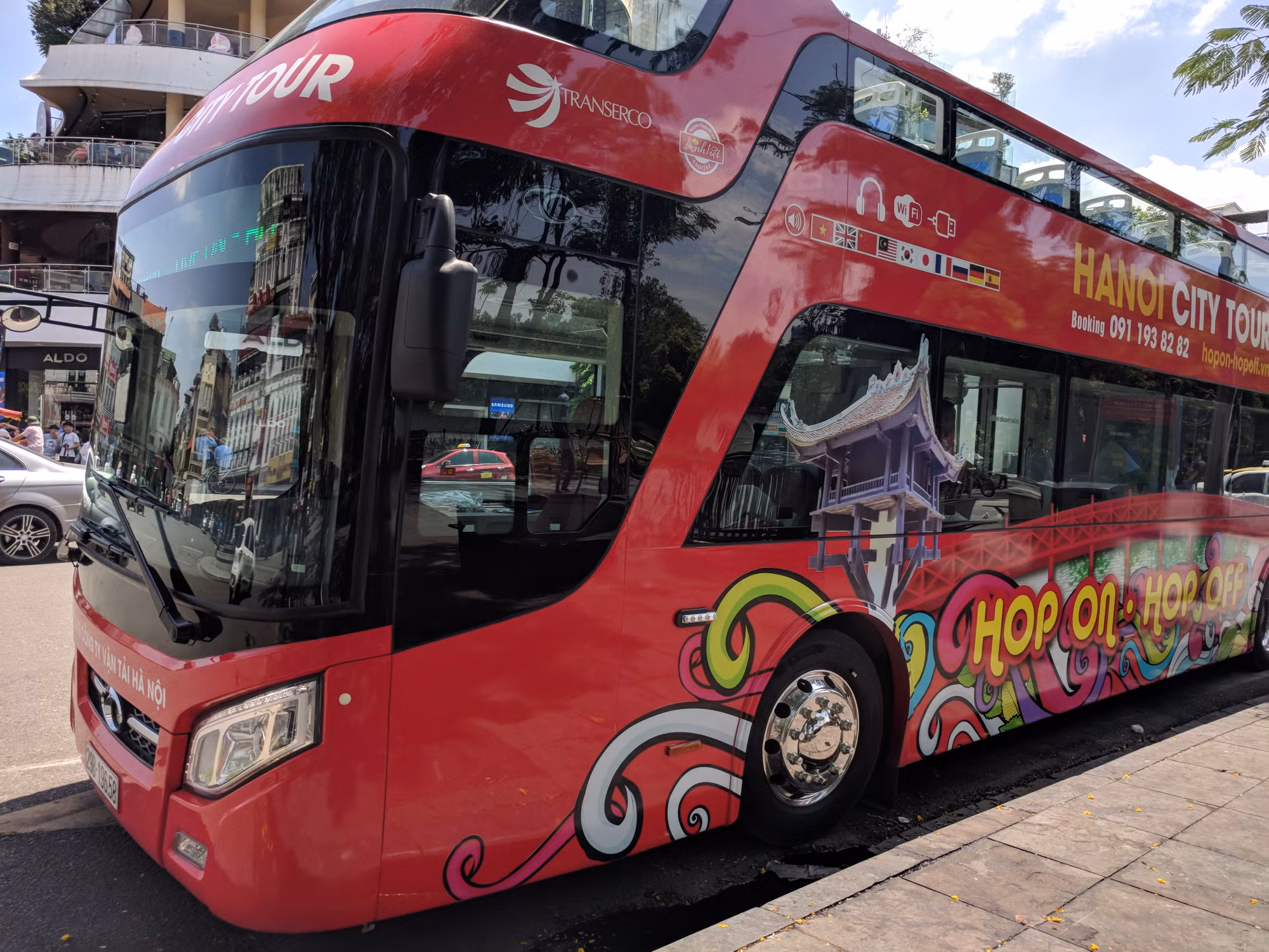 Xe cung cấp hệ thống Wi-Fi và nước uống miễn phí, ngoài ra còn có cổng sạc dành cho thiết bị di động.