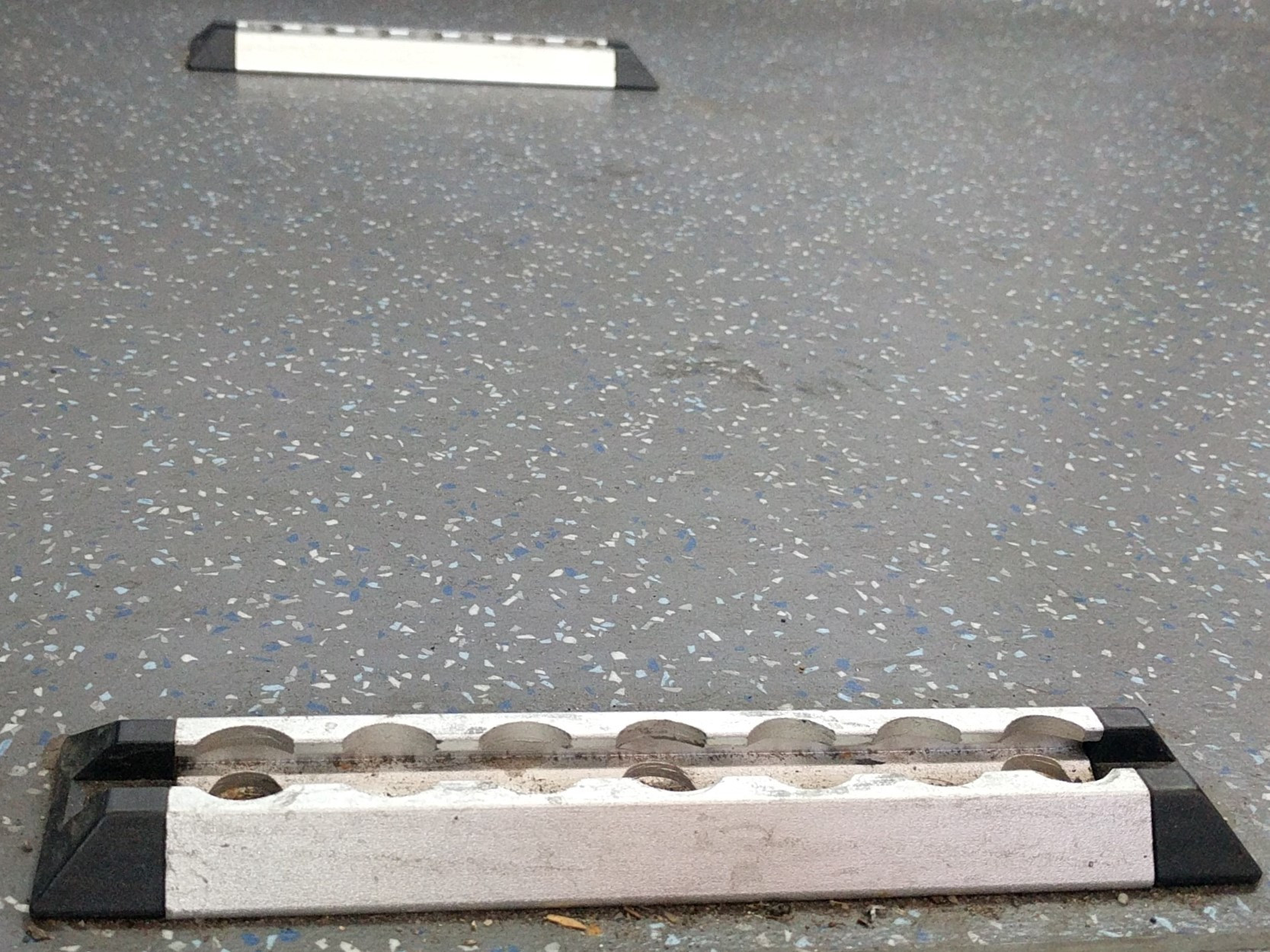 Mấu giữ bánh xe lăn cho người tàn tật được gắn cố định trên sàn xe. Mấu giữ bánh xe lăn cho người tàn tật được gắn cố định trên sàn xe.