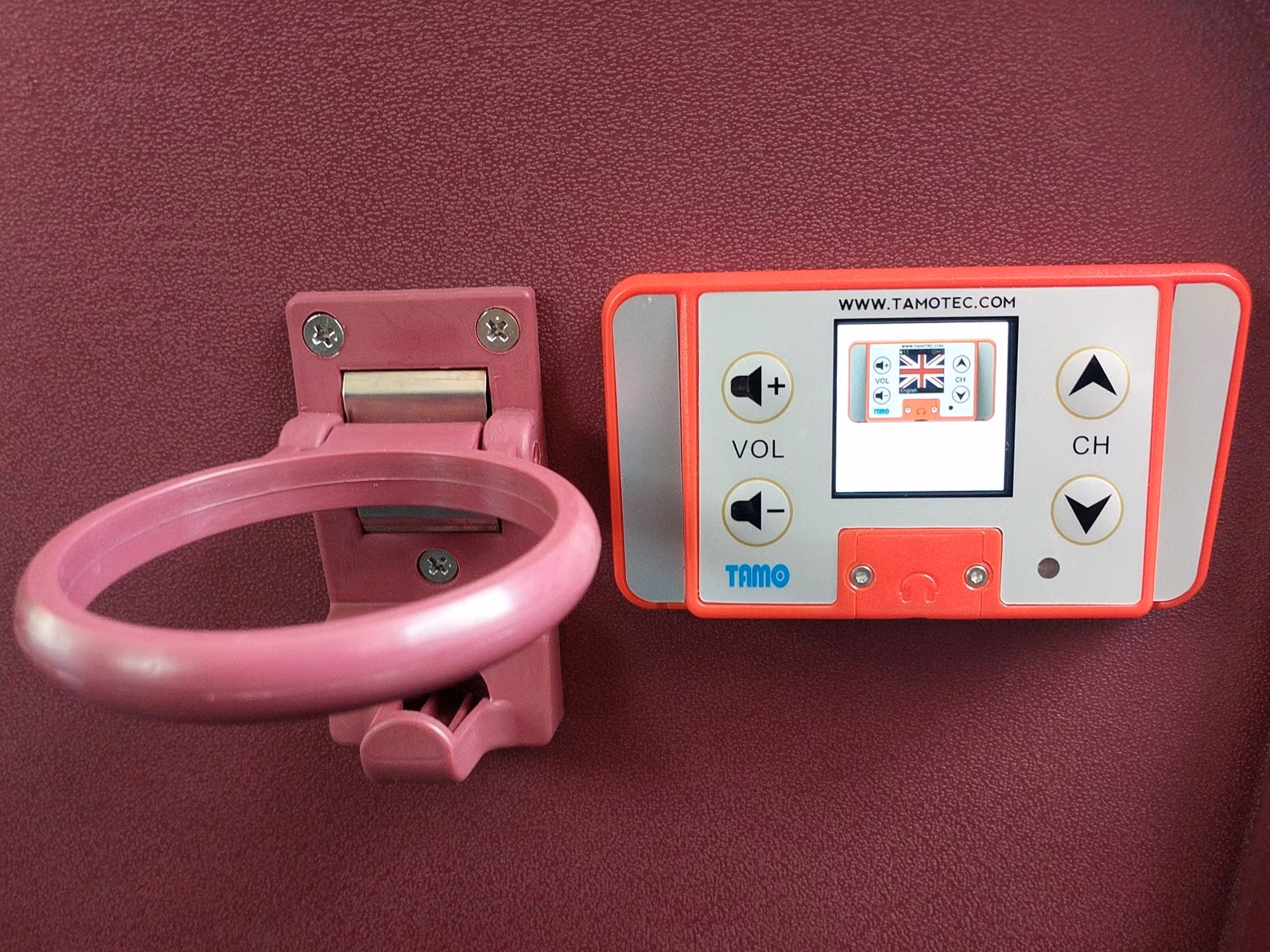 Hệ thống âm thanh hỗ trợ 12 thứ tiếng sẽ giới thiệu cho du khách khi gần tới các danh lam thắng cảnh. Khi được hỏi một du khách người Anh cho biết phần lớn thời gian kênh tiếng Anh phát các bản nhạc của Green Day (một band nhạc rock nổi tiếng) và điều này khiến ông không mấy hứng thú.