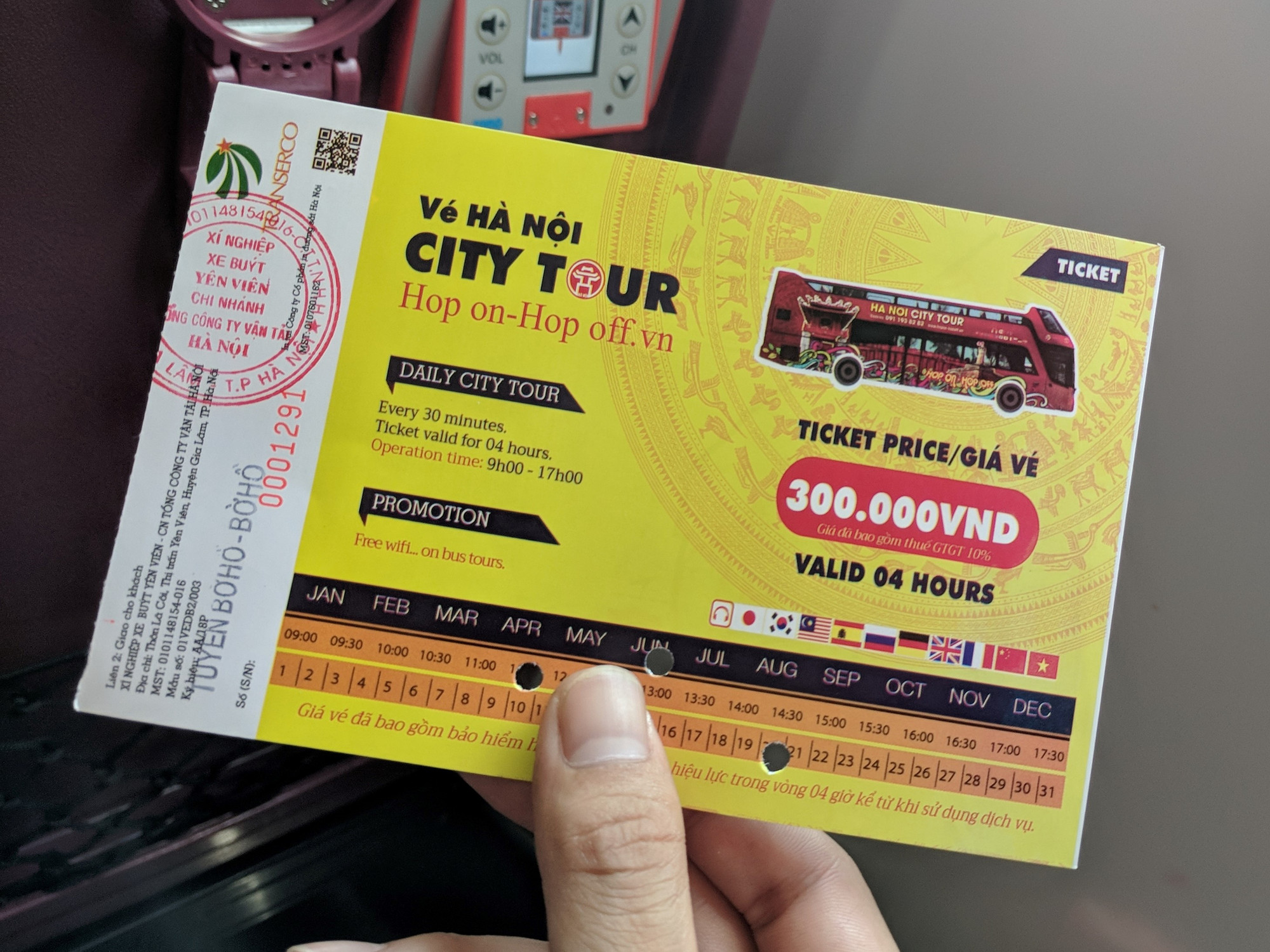 Vé của mỗi chuyến xe bus 2 tầng mui trần, hiệu lực trong vòng 4 tiếng có giá 300.000 đồng. Vé của mỗi chuyến xe bus 2 tầng mui trần, hiệu lực trong vòng 4 tiếng có giá 300.000 đồng.