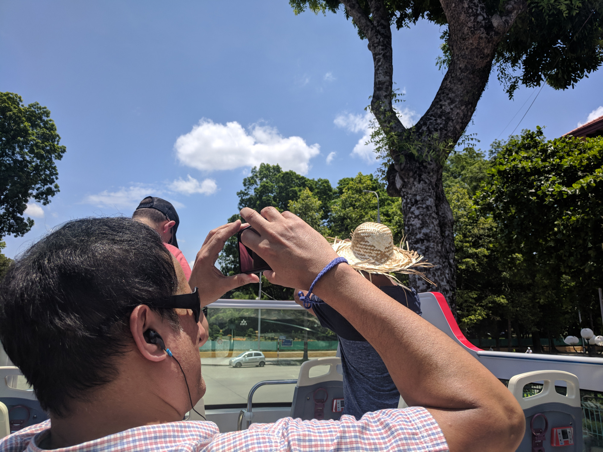 Du khách thích thú chụp ảnh khi qua các danh lam thắng cảnh của thủ đô cho dù trời nắng như đổ lửa Du khách thích thú chụp ảnh khi qua các danh lam thắng cảnh của thủ đô cho dù trời nắng như đổ lửa