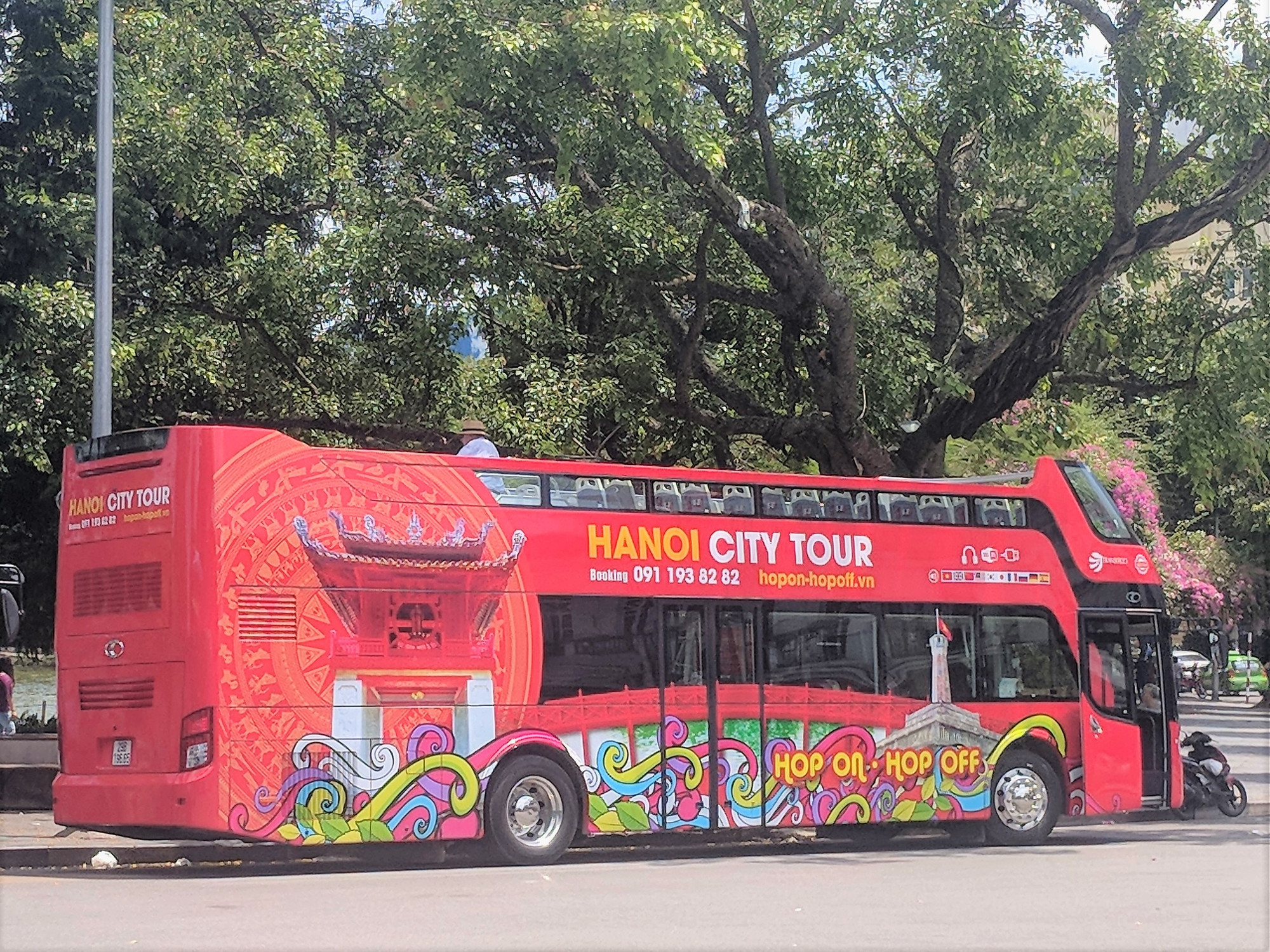 Hàng ngày tuyến xe bus hai tầng mui trần phục vụ khoảng 100 lượt khách, phần lớn là khách du lịch đến từ thành phố Hồ Chí Minh và du khách quốc tế. Hàng ngày tuyến xe bus hai tầng mui trần phục vụ khoảng 100 lượt khách, phần lớn là khách du lịch đến từ thành phố Hồ Chí Minh và du khách quốc tế.