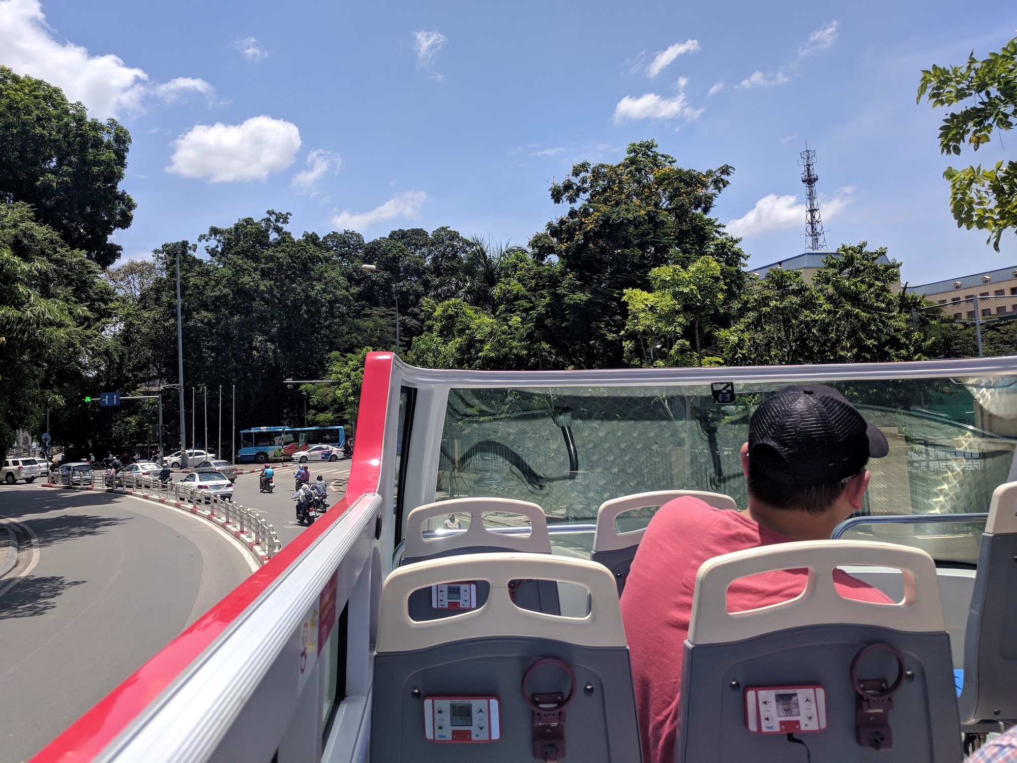 Du khách ngắm nhìn đường phố Hà Nội từ tầng 2 của xe. Du khách ngắm nhìn đường phố Hà Nội từ tầng 2 của xe.