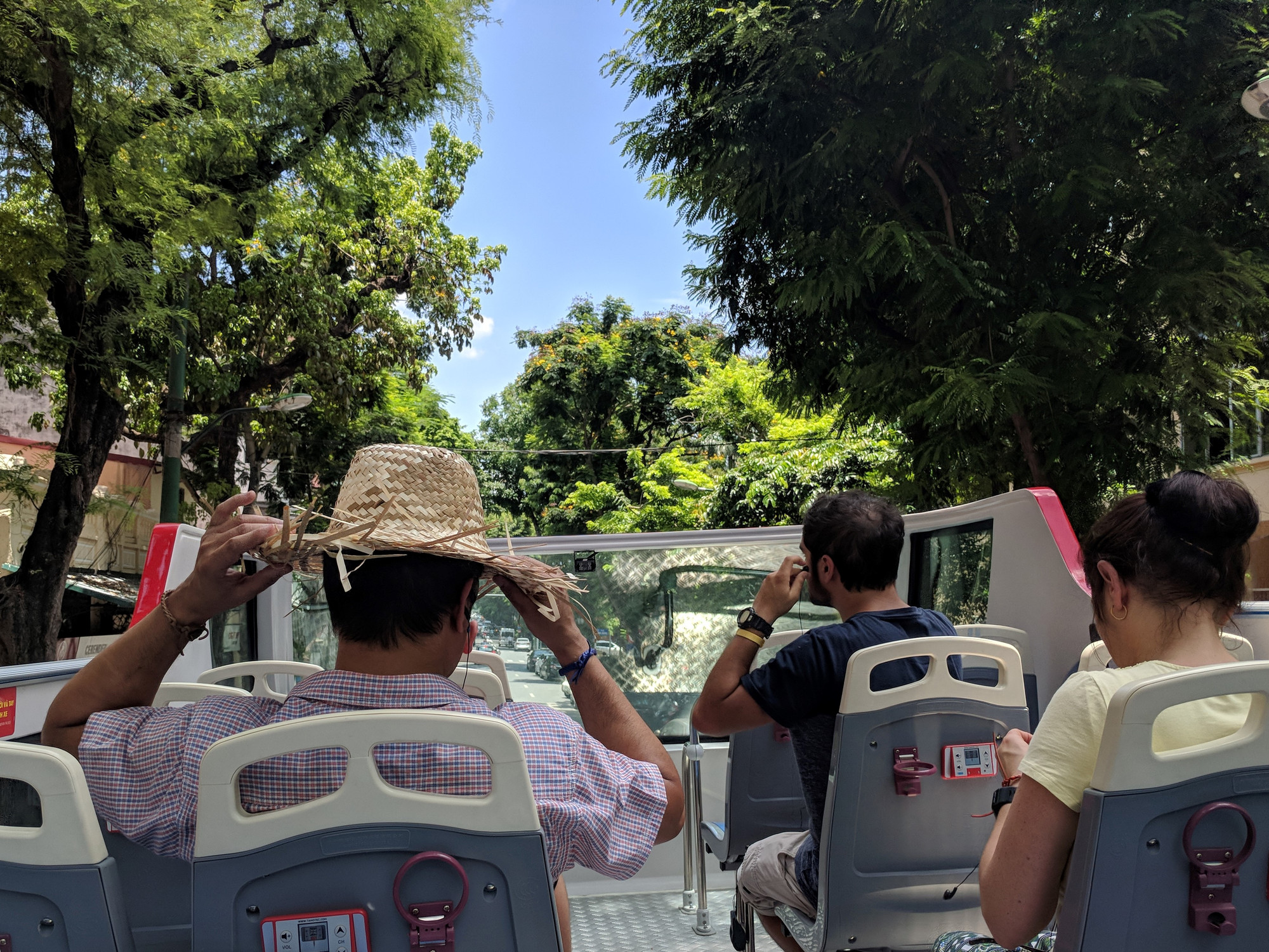 Những chiếc nón lá như thế này được nhà xe chuẩn bị sẵn và phát miễn phí cho du khách trong những ngày nắng nóng vã mồ hôi Những chiếc nón lá như thế này được nhà xe chuẩn bị sẵn và phát miễn phí cho du khách trong những ngày nắng nóng vã mồ hôi