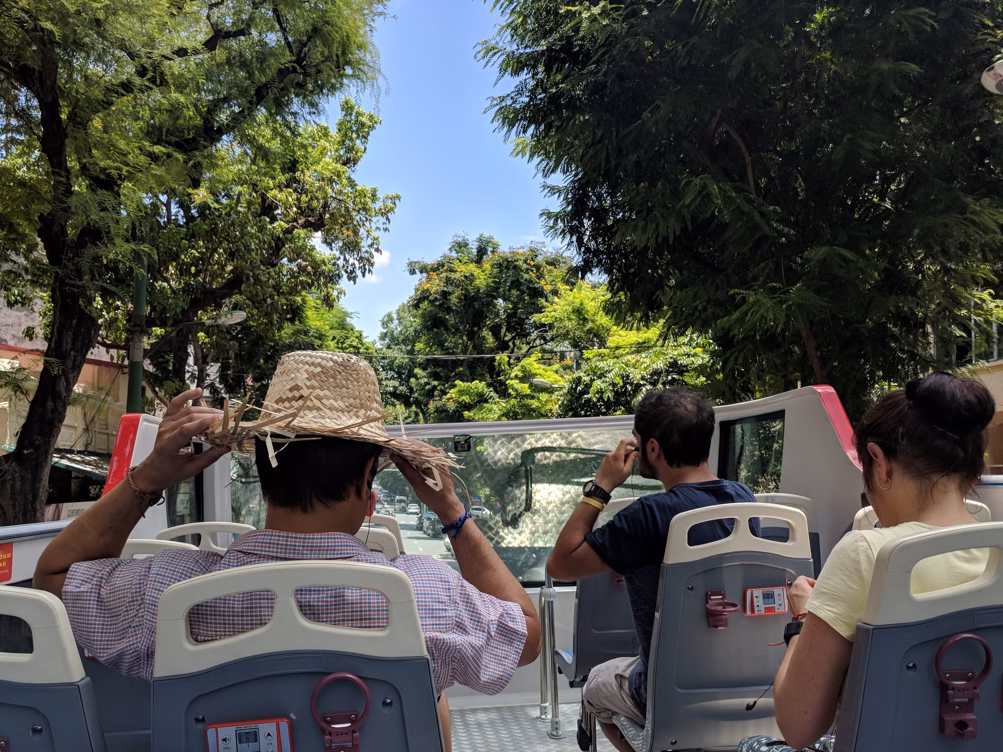 Những chiếc nón lá như thế này được nhà xe chuẩn bị sẵn và phát miễn phí cho du khách trong những ngày nắng nóng vã mồ hôi