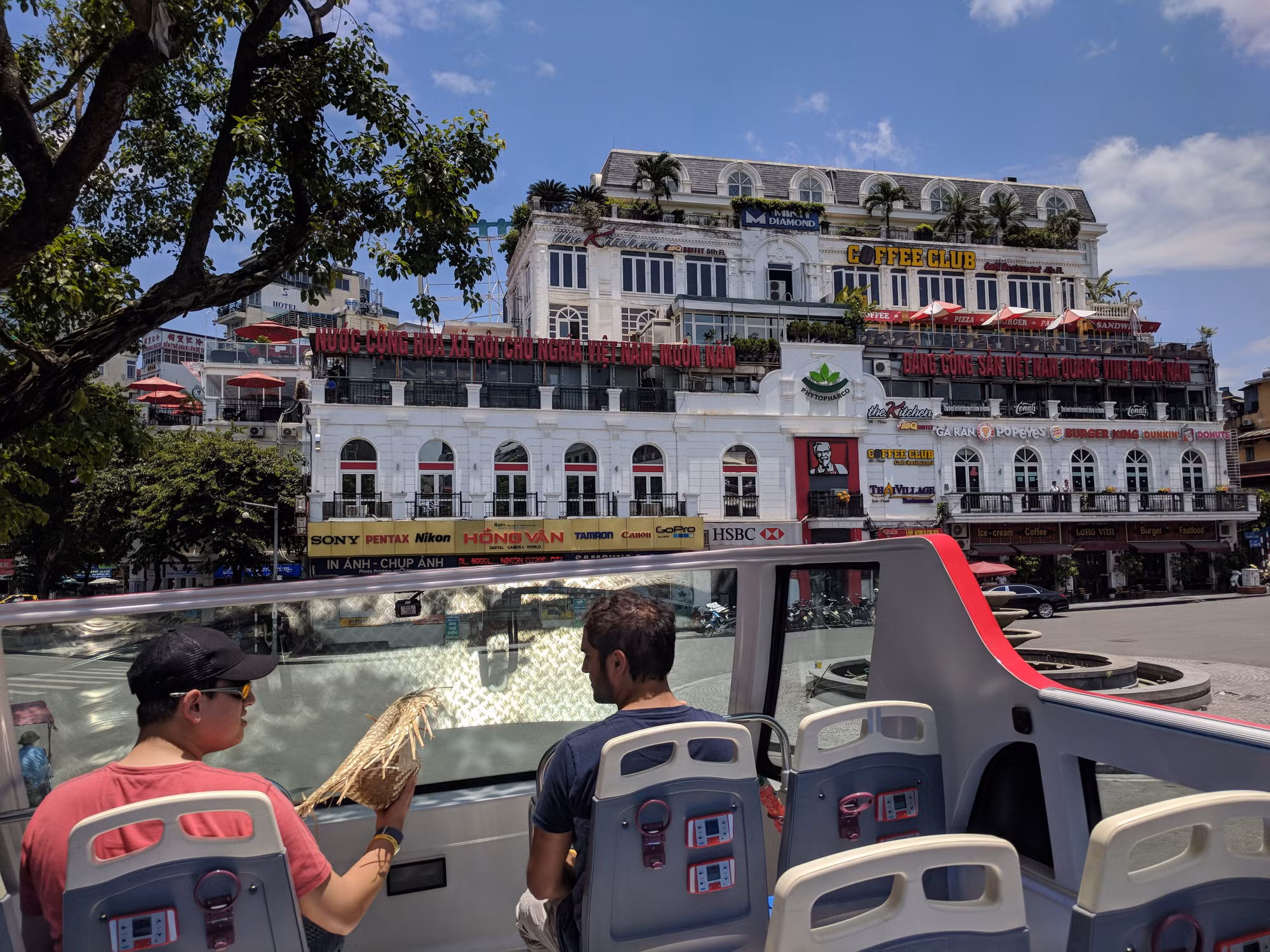 Quảng trường Đông Kinh Nghĩa Thục là điểm xuất phát của các tuyến xe bus hai tầng.