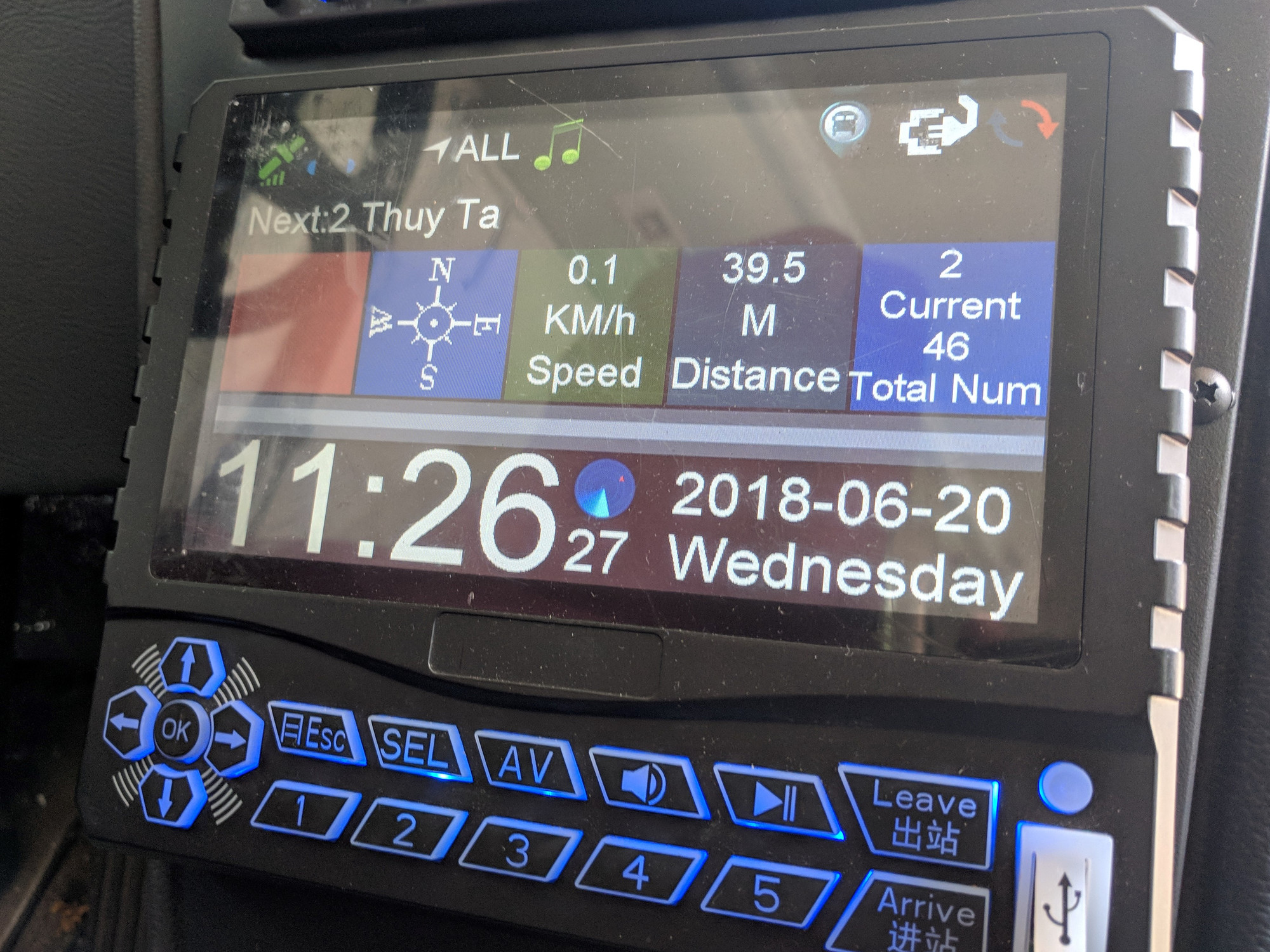 Hệ thống GPS dẫn hướng trên bảng điều khiến để hỗ trợ cho tài xế. Hệ thống GPS dẫn hướng trên bảng điều khiến để hỗ trợ cho tài xế.
