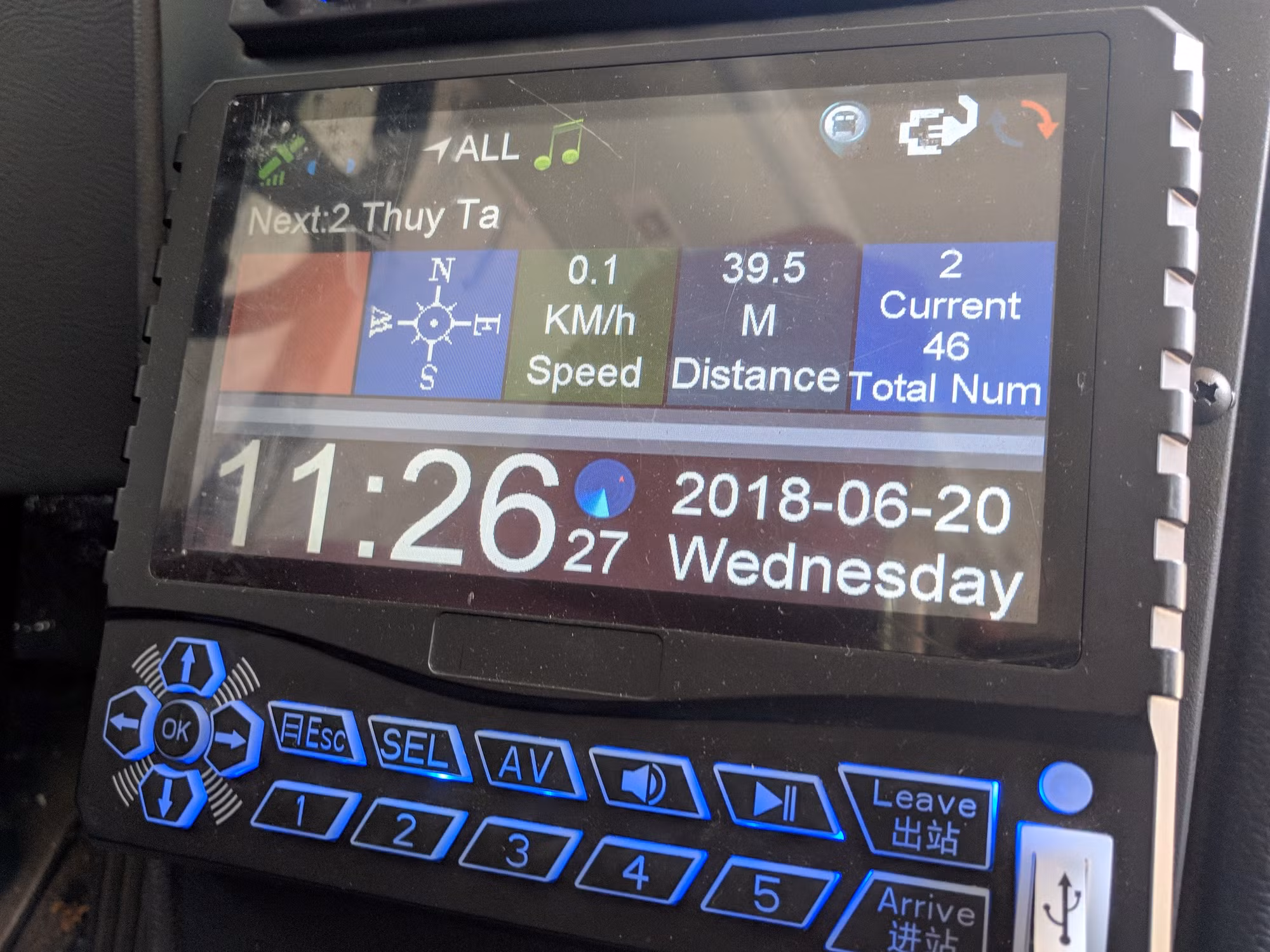 Hệ thống GPS dẫn hướng trên bảng điều khiến để hỗ trợ cho tài xế.
